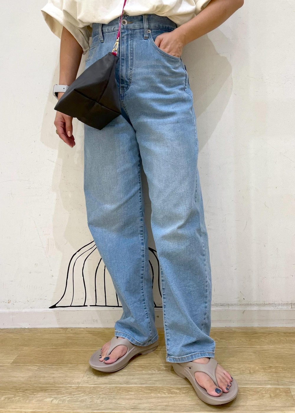 ホワイト系のTシャツ/カットソー、ブルー系のデニムパンツ、グレー系のショルダーバッグを着用したレディースの夏コーディネートの9枚目の写真