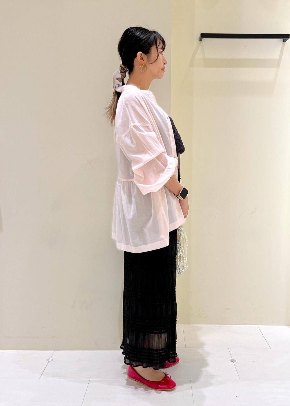 グレー系のタンクトップ、レッド系のバレエシューズ、ピンク系のシャツ/ブラウスを着用したレディースの春コーディネートの4枚目の写真