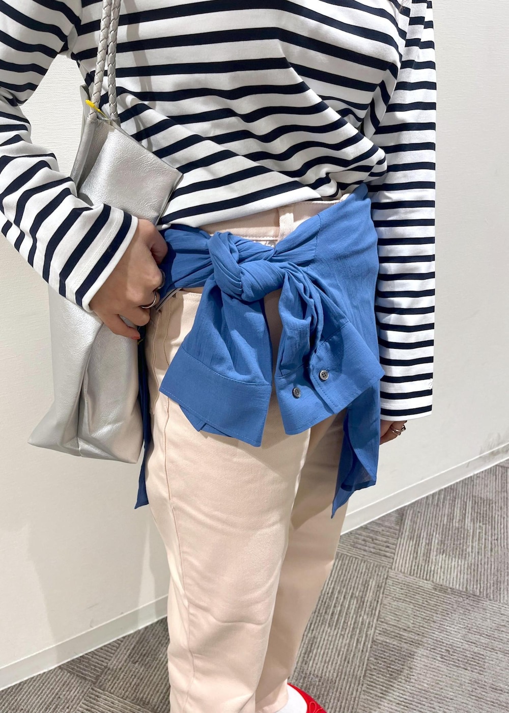 シルバー系のトートバッグ、シルバー系のトートバッグ、ブルー系のTシャツ/カットソーを着用したレディースの春コーディネートの5枚目の写真