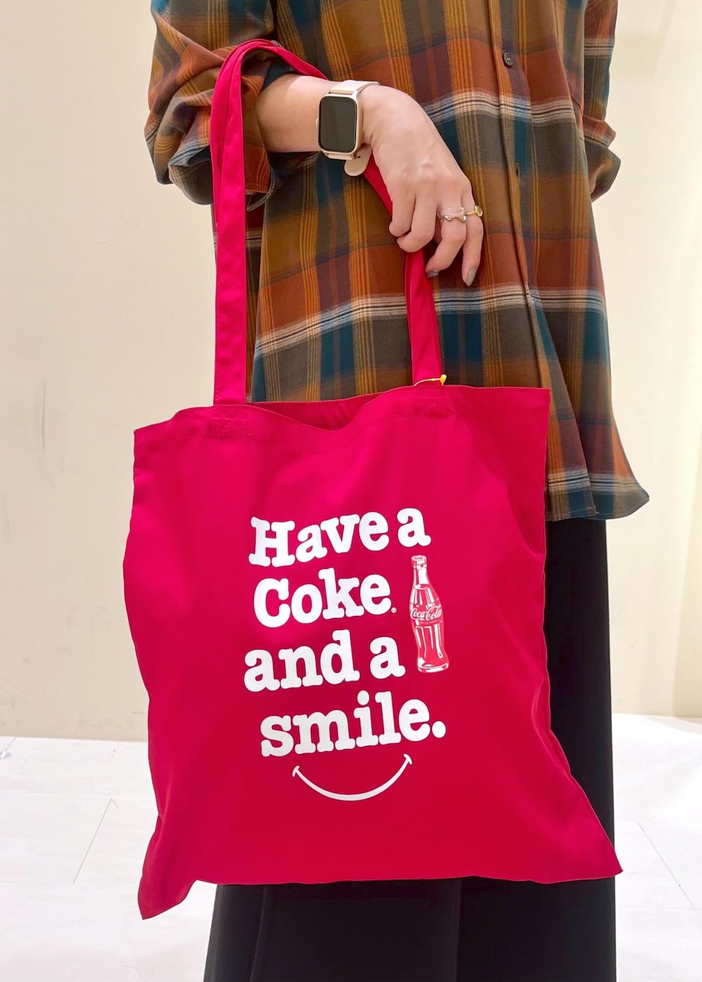 ブラック系のスカート、オレンジ系のシャツ/ブラウス、レッド系のトートバッグを着用したレディースの秋コーディネートの9枚目の写真