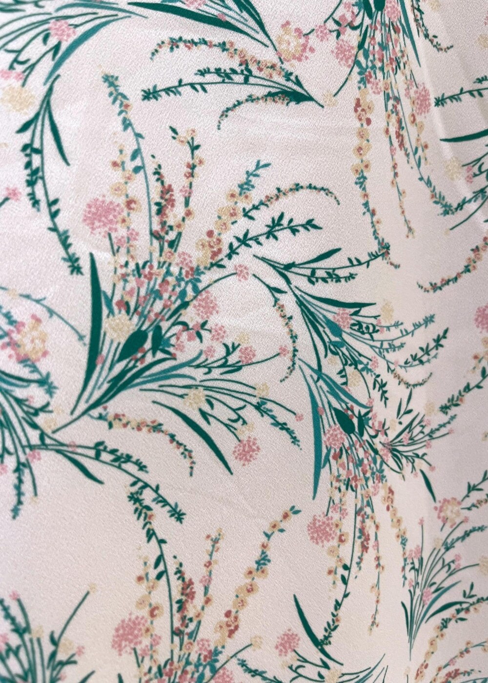 ブラック系のサンダル、ホワイト系のその他パンツ、ホワイト系のワンピースを着用したレディースの夏コーディネートの8枚目の写真