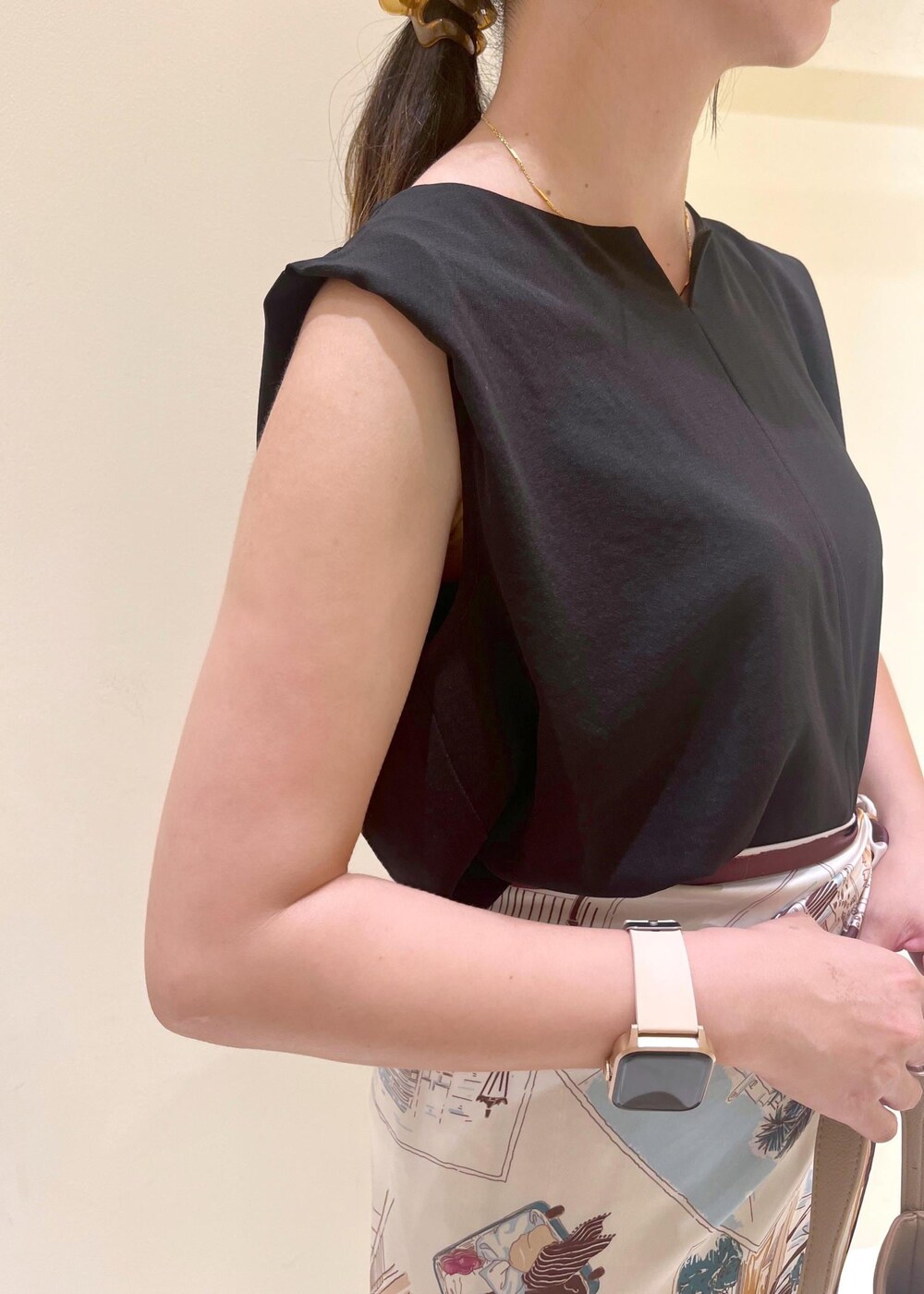 ブラック系のサンダル、グレー系のスカート、ブラック系のシャツ/ブラウスを着用したレディースの夏コーディネートの5枚目の写真