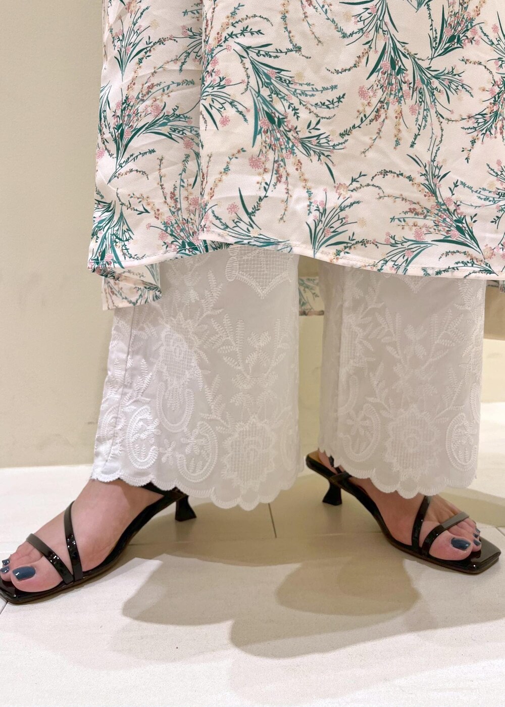 ブラック系のサンダル、ホワイト系のその他パンツ、ホワイト系のワンピースを着用したレディースの夏コーディネートの10枚目の写真