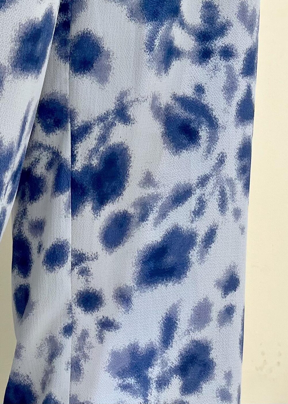 シルバー系のトートバッグ、ブルー系のその他パンツ、グレー系のTシャツ/カットソーを着用したレディースの春コーディネートの9枚目の写真