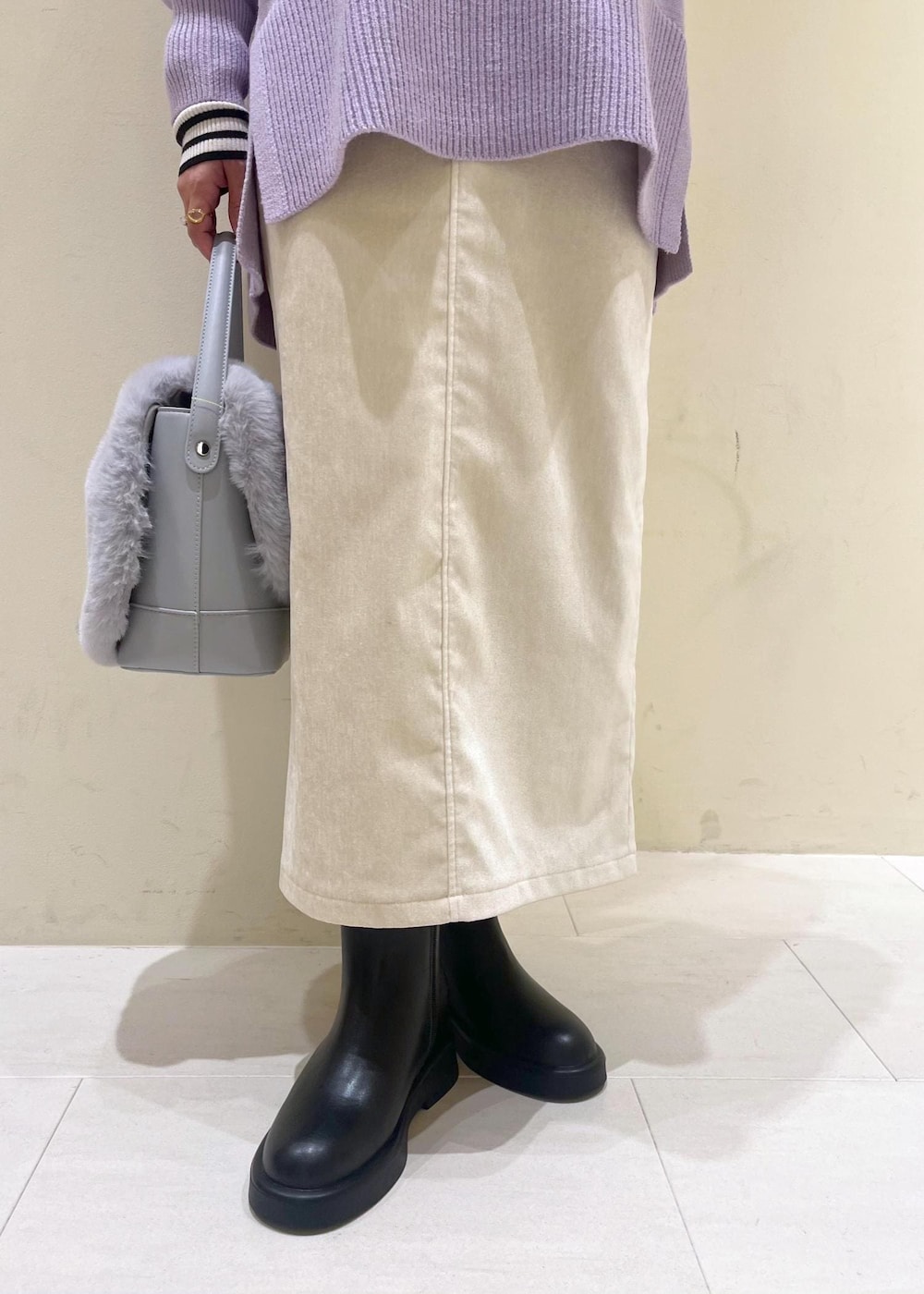 ホワイト系のスカート、パープル系のニット/セーター、ホワイト系のニット/セーターを着用したレディースの冬コーディネートの7枚目の写真