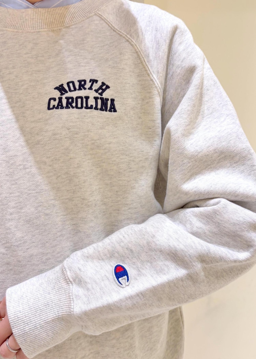 ホワイト系のスウェット、ブルー系のシャツ/ブラウス、ベージュ系のスカートを着用したレディースの冬コーディネートの6枚目の写真