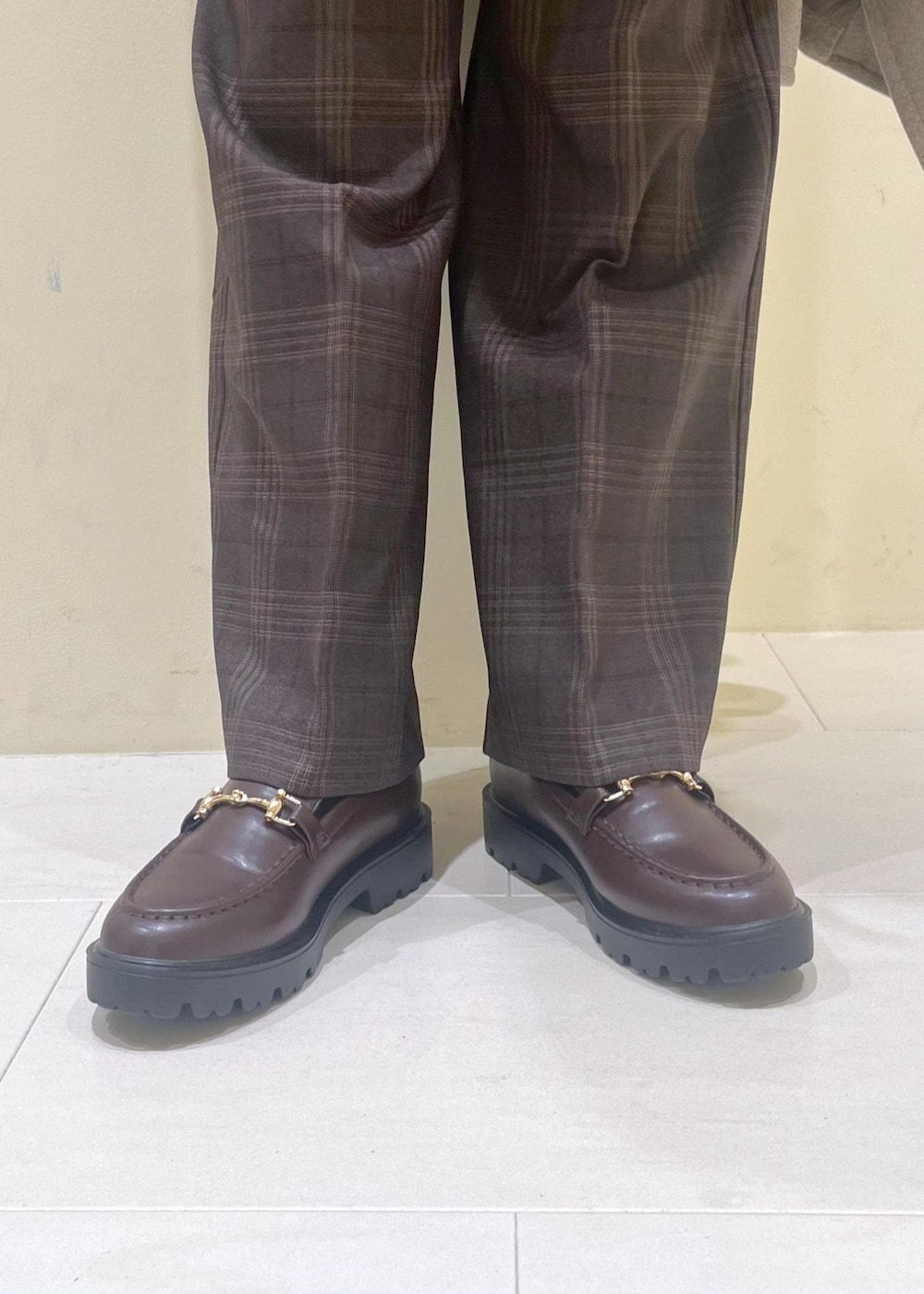 ブラック系のショルダーバッグ、レッド系のニット/セーター、ブラウン系のピーコートを着用したレディースの冬コーディネートの8枚目の写真