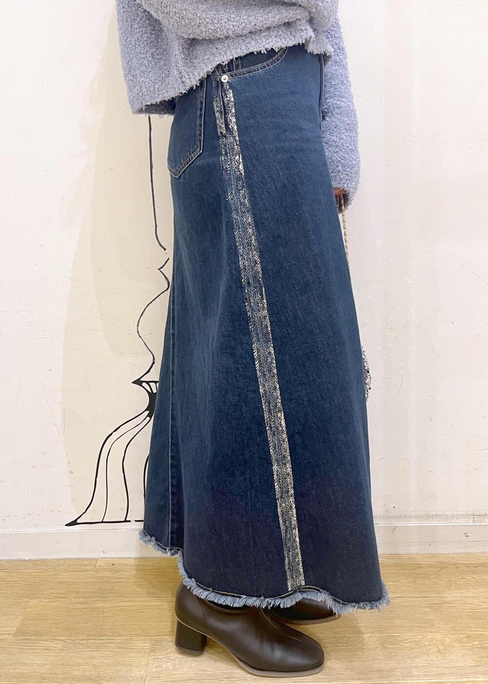 ブラック系のブーツ、グレー系のショルダーバッグ、ブルー系のデニムスカートを着用したレディースの冬コーディネートの8枚目の写真