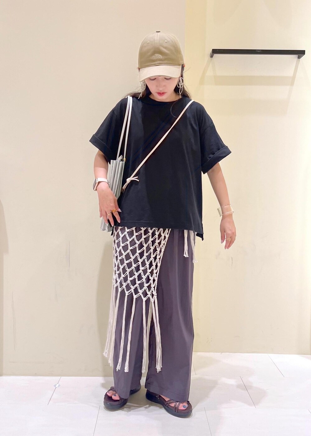 ホワイト系のスカート、ブラック系のTシャツ/カットソー、グレー系のその他パンツを着用したレディースの夏コーディネートの2枚目の写真