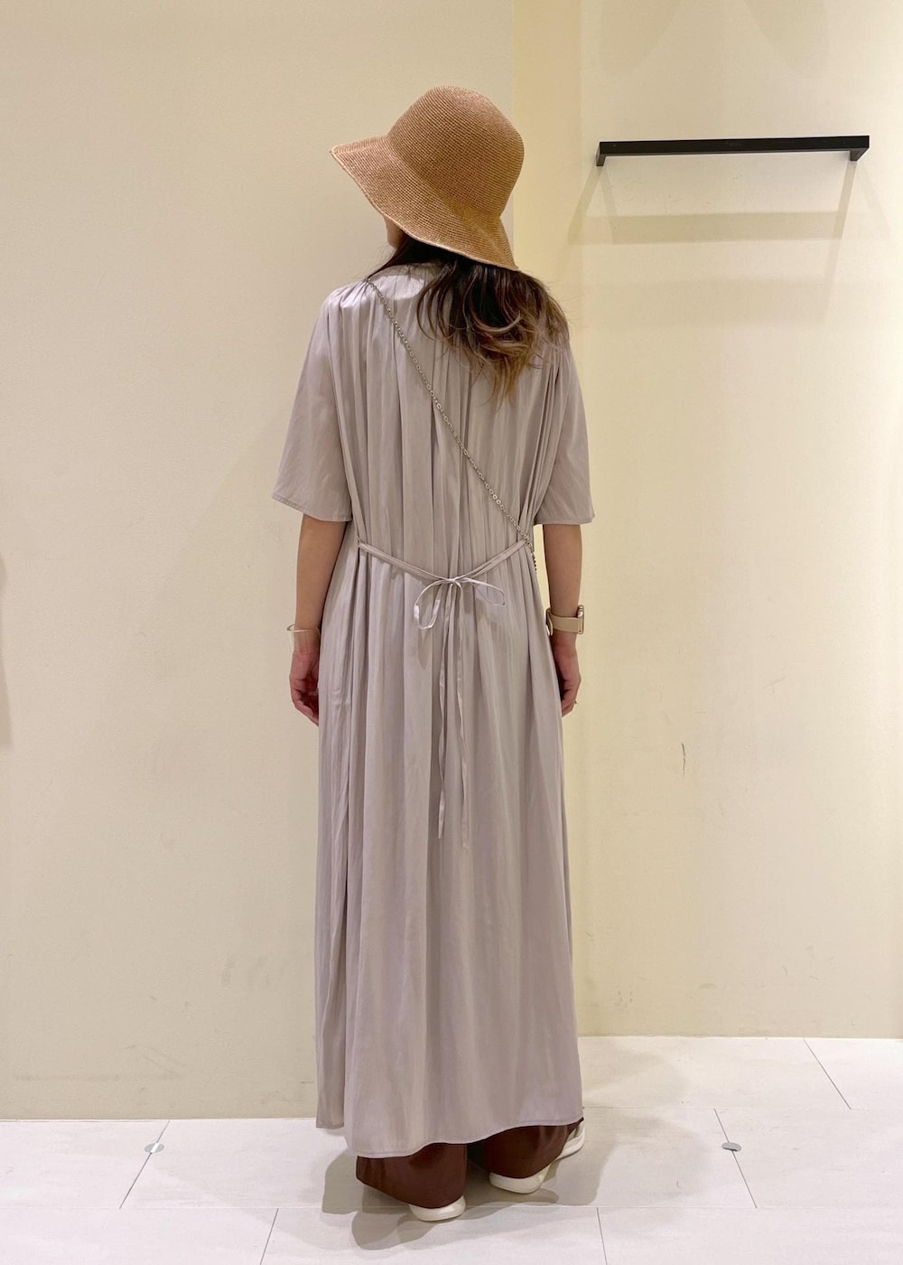ベージュ系のワンピース、ブラウン系のその他パンツ、ホワイト系のサンダルを着用したレディースの春コーディネートの5枚目の写真