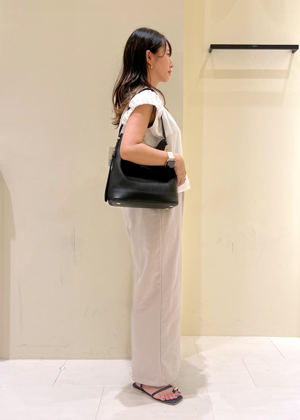 その他のニット/セーター、ベージュ系のその他パンツ、ブラック系のサンダルを着用したレディースの夏コーディネートの2枚目の写真