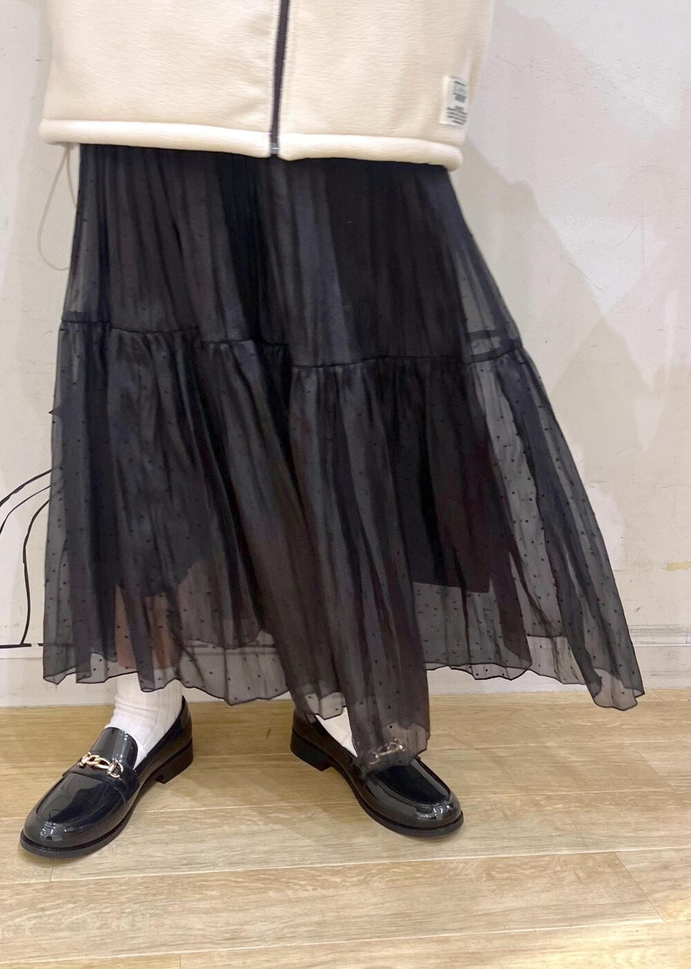 グレー系のTシャツ/カットソー、ブラック系のレインシューズ、イエロー系のショルダーバッグを着用したレディースの秋コーディネートの7枚目の写真