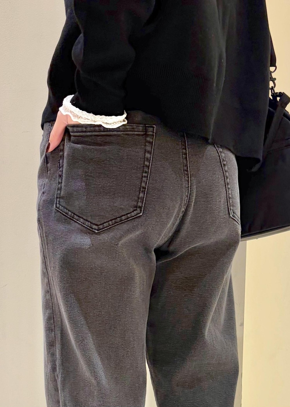 ホワイト系のTシャツ/カットソー、ブラック系のカーディガン/ボレロ、ブラック系のデニムパンツを着用したレディースの春コーディネートの8枚目の写真