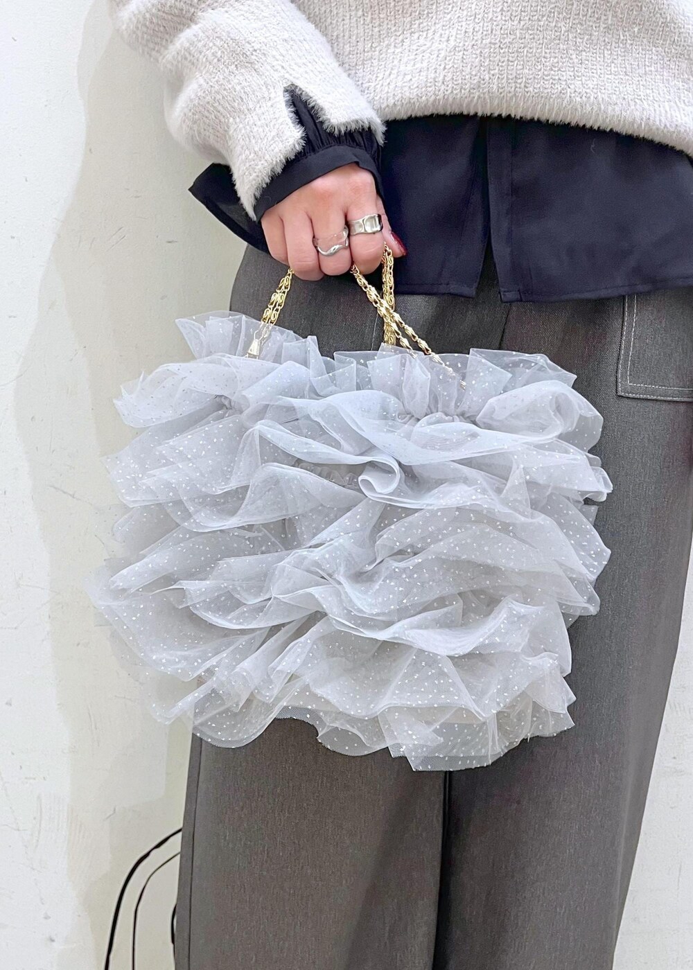 ブラック系のシャツ/ブラウス、シルバー系のバレエシューズ、グレー系のその他パンツを着用したレディースの冬コーディネートの9枚目の写真