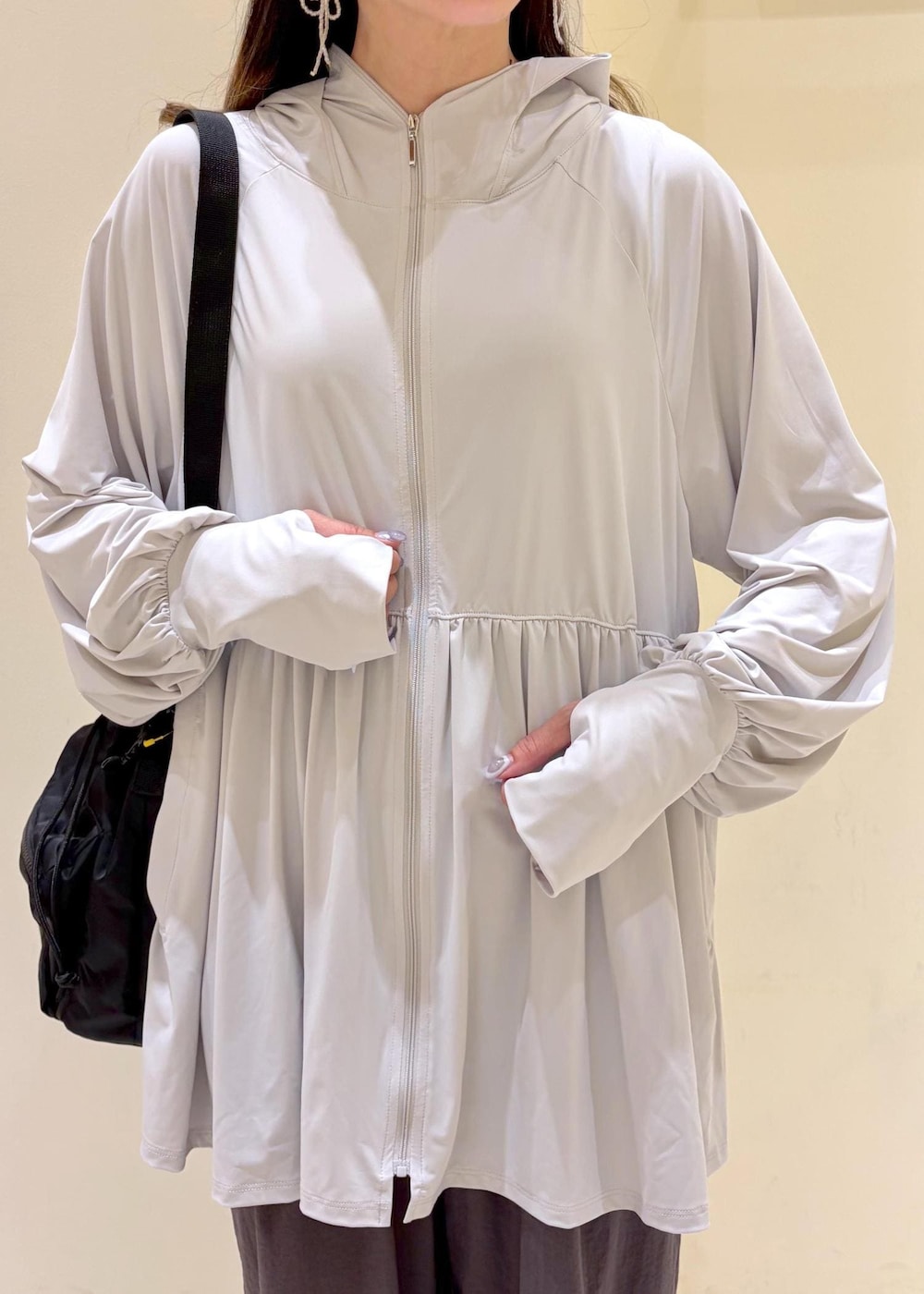 グレー系のパーカー、グレー系のその他パンツ、ブラック系のショルダーバッグを着用したレディースの春コーディネートの6枚目の写真