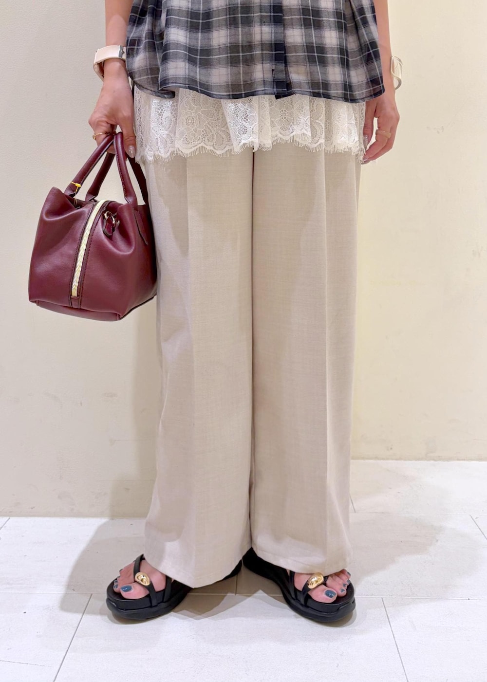 ベージュ系のその他パンツ、ホワイト系のタンクトップ、ブラック系のサンダルを着用したレディースの夏コーディネートの8枚目の写真
