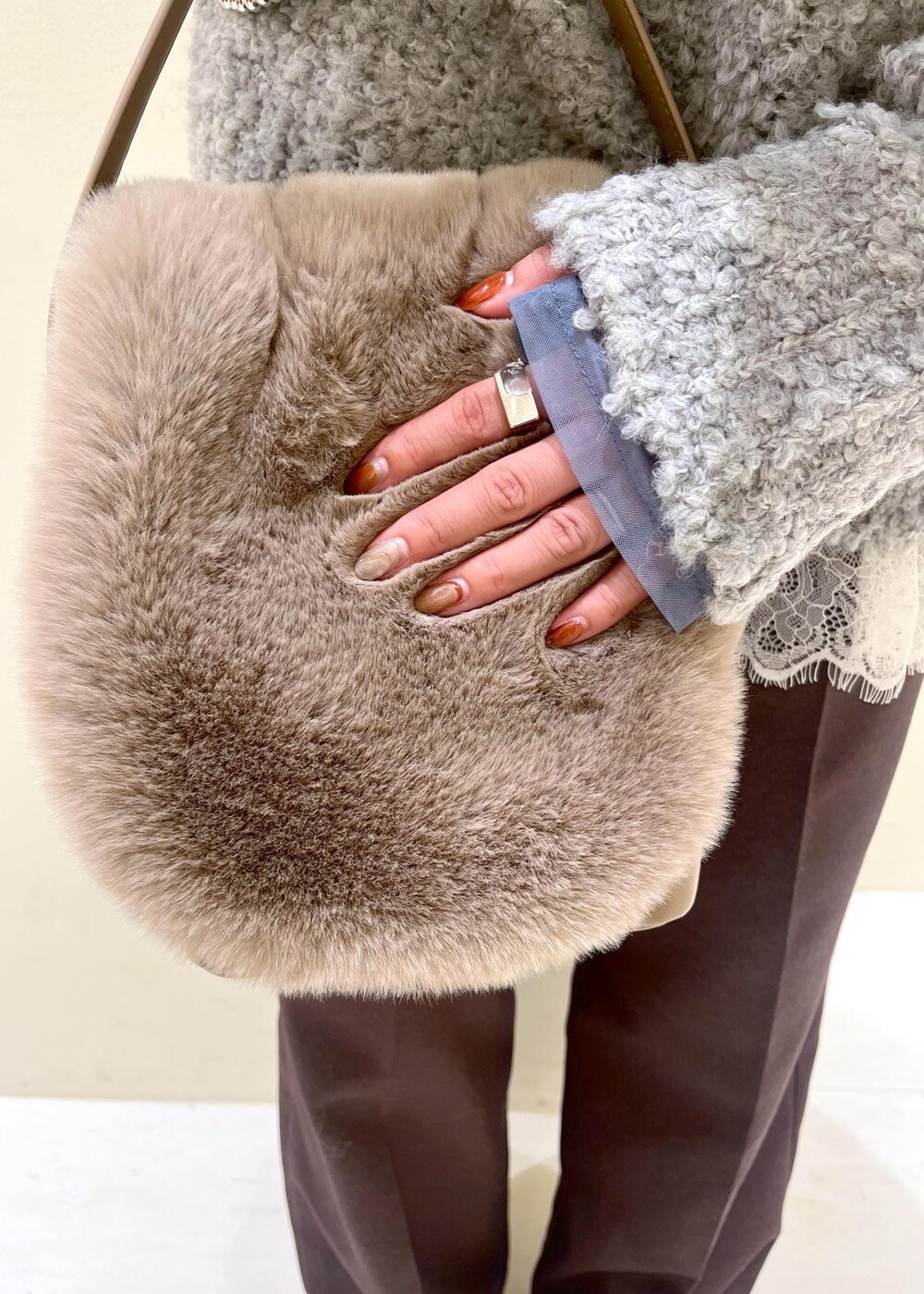 ブラック系のローファー、ブラウン系のショルダーバッグ、グレー系のニット/セーターを着用したレディースの冬コーディネートの9枚目の写真