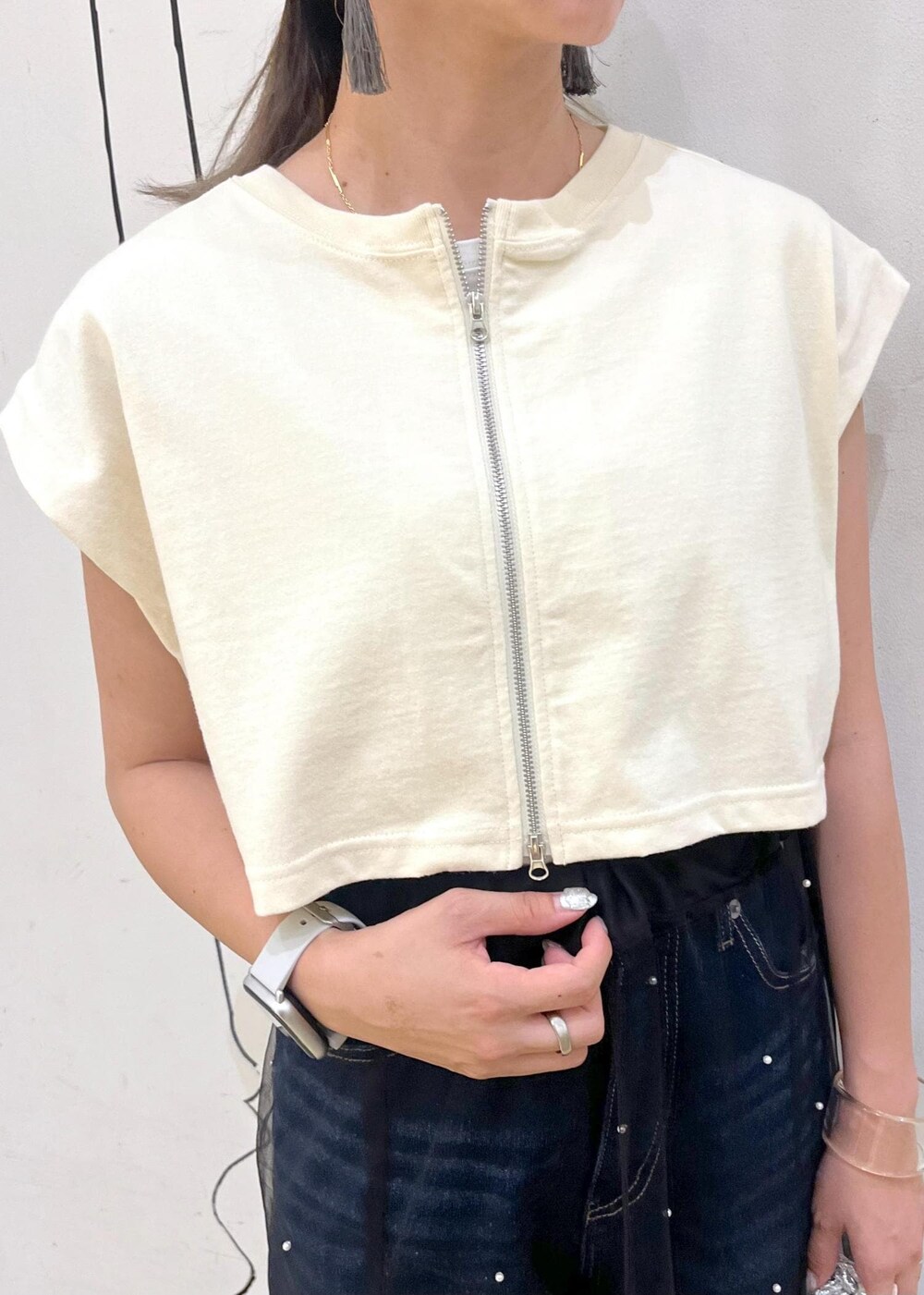 ブラック系のスカート、ホワイト系のTシャツ/カットソー、シルバー系のサンダルを着用したレディースの夏コーディネートの7枚目の写真