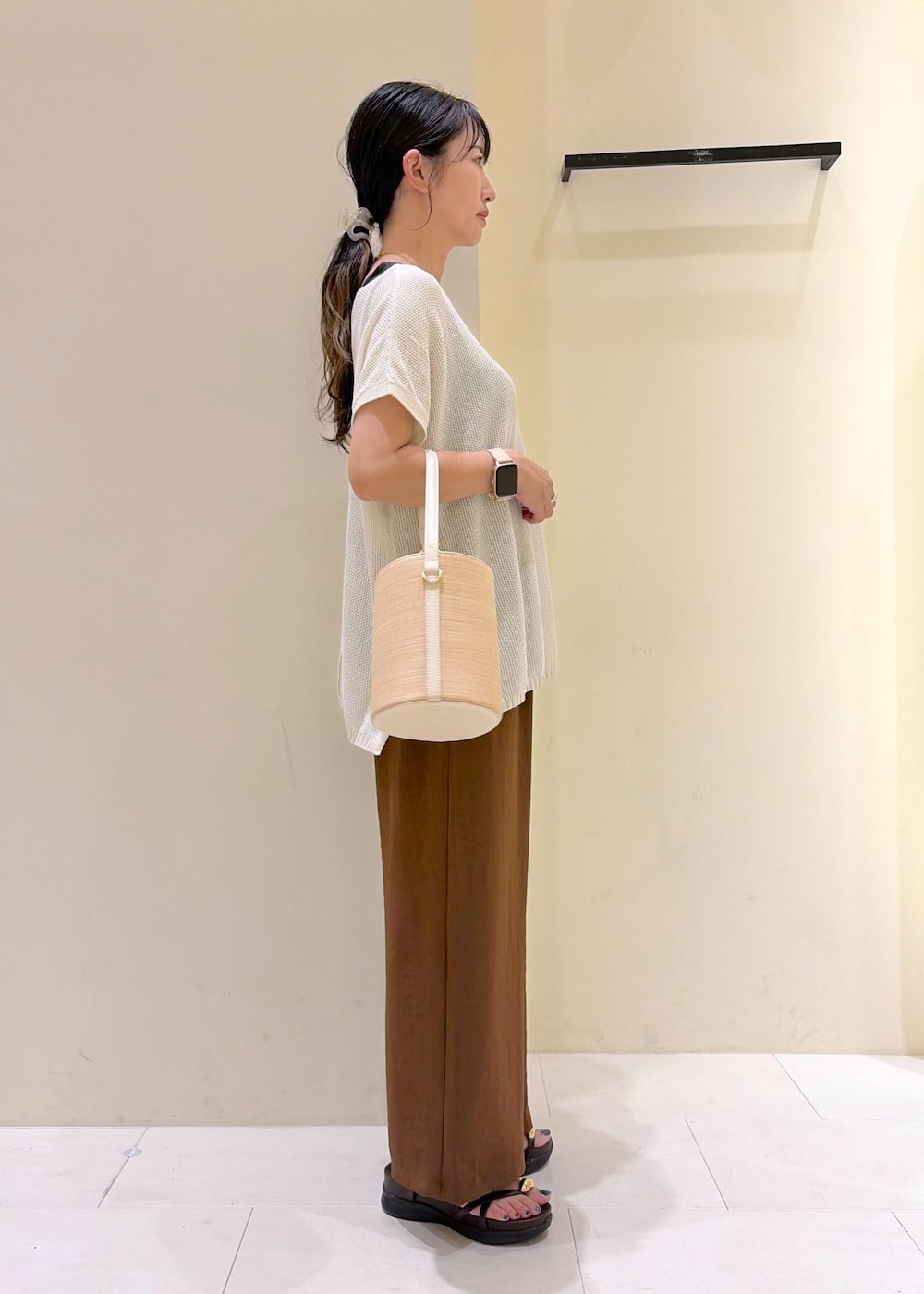 ブラウン系のその他パンツ、ホワイト系のハンドバッグ、ブラウン系のサンダルを着用したレディースの夏コーディネートの2枚目の写真