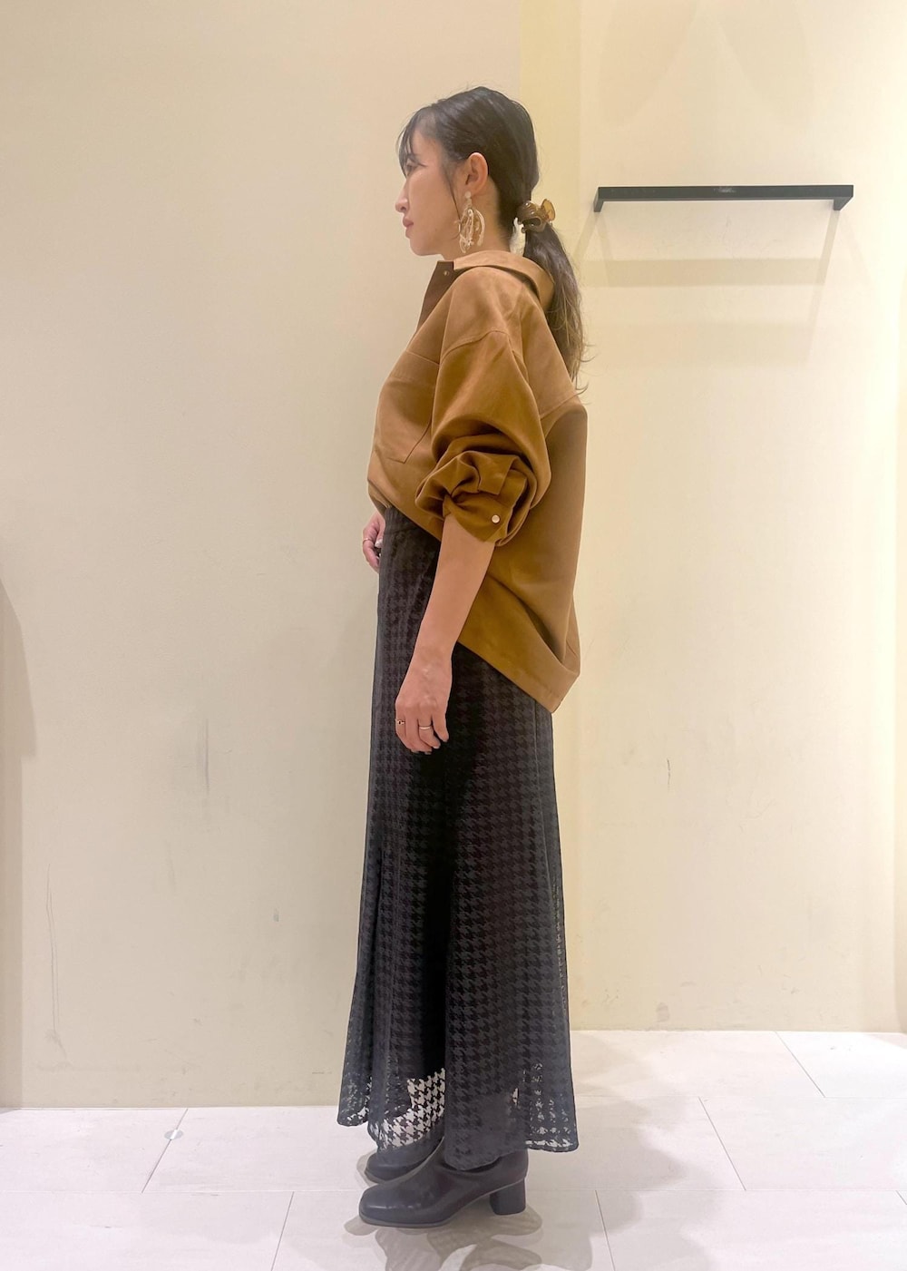 グレー系のタンクトップ、レッド系のショルダーバッグ、ブラウン系のシャツ/ブラウスを着用したレディースの秋コーディネートの4枚目の写真