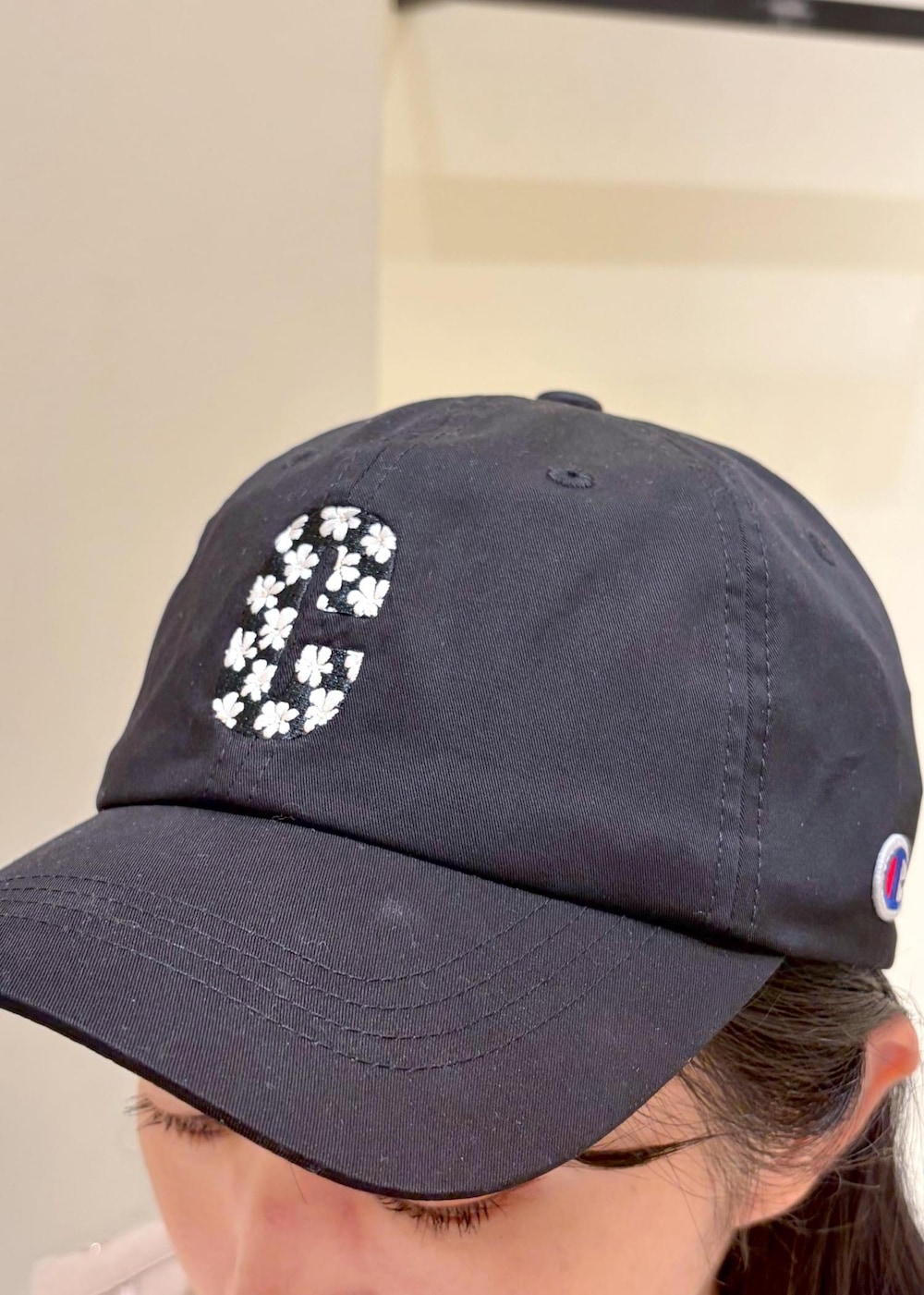 ベージュ系のブルゾン、ブラウン系のトートバッグ、グレー系のスカートを着用したレディースの秋コーディネートの5枚目の写真