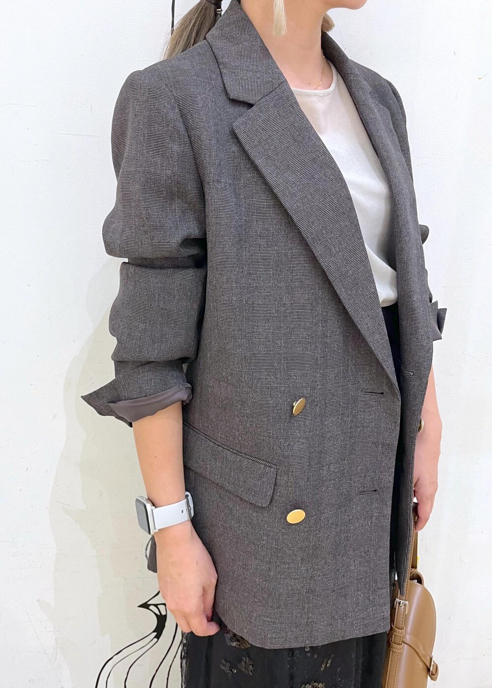 ブラック系のスカート、ベージュ系のTシャツ/カットソー、ブラウン系のテーラードジャケットを着用したレディースの秋コーディネートの6枚目の写真