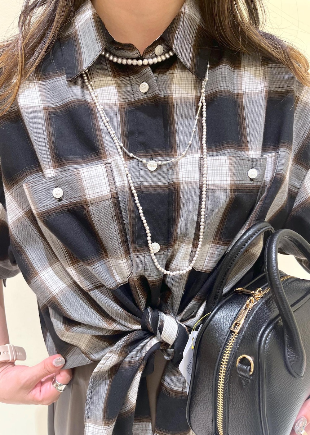 ブラック系のシャツ/ブラウス、グリーン系のスカート、ブラック系のブーツを着用したレディースの秋コーディネートの6枚目の写真