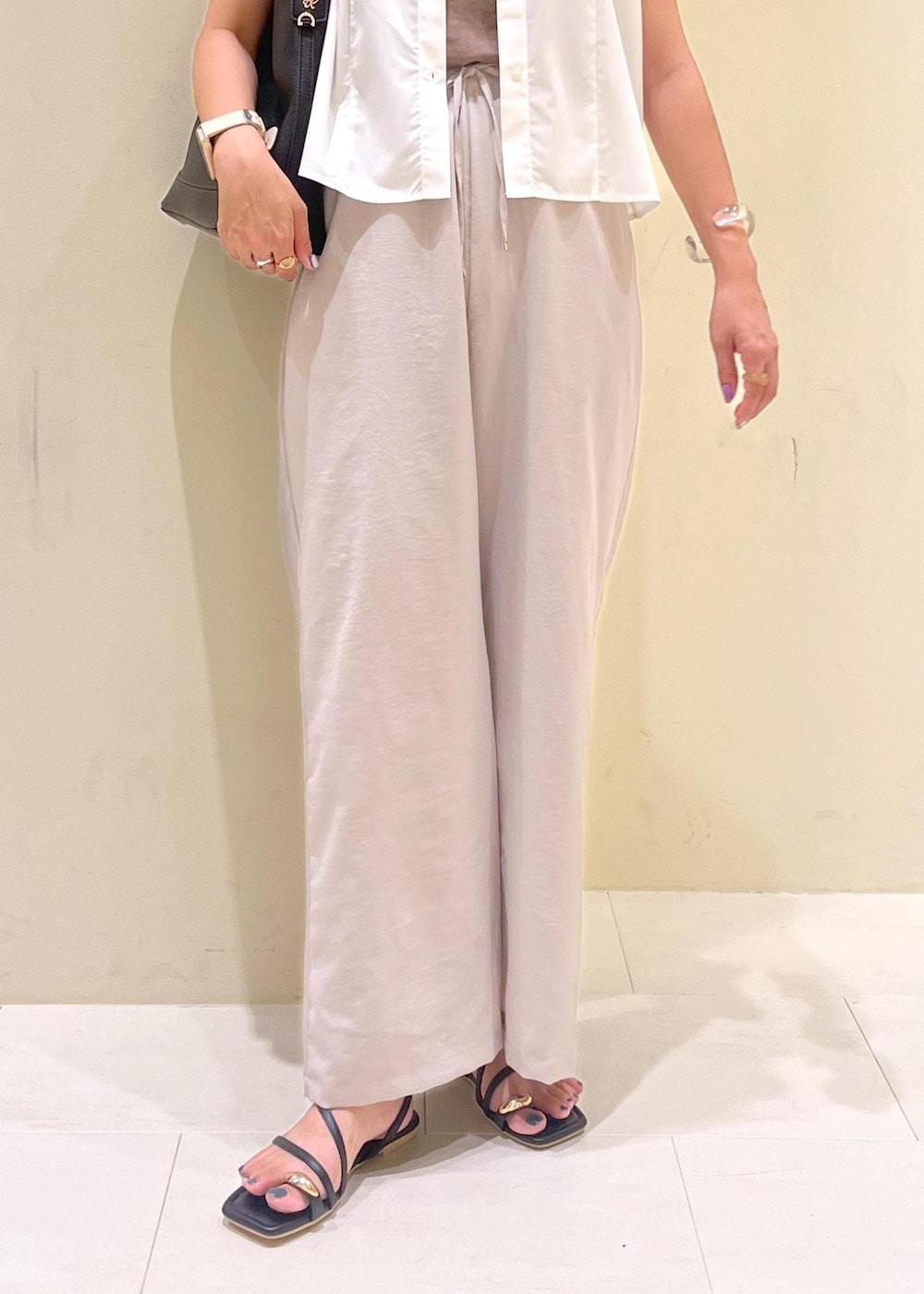 その他のニット/セーター、ベージュ系のその他パンツ、ブラック系のサンダルを着用したレディースの夏コーディネートの7枚目の写真