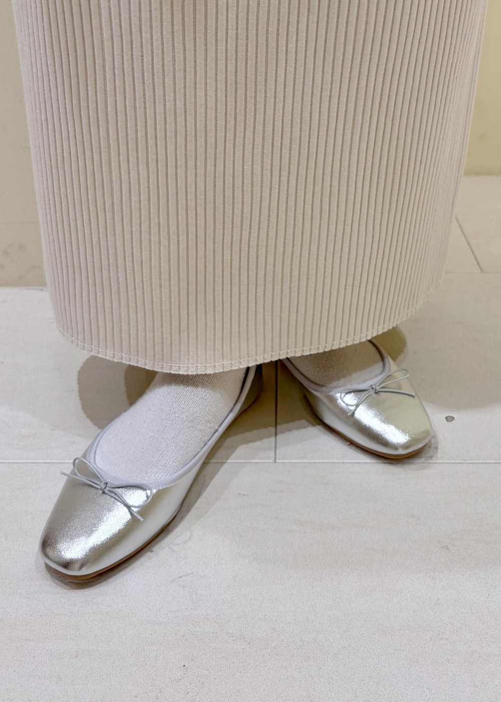 ホワイト系のTシャツ/カットソー、シルバー系のショルダーバッグ、ホワイト系のスカートを着用したレディースの春コーディネートの10枚目の写真