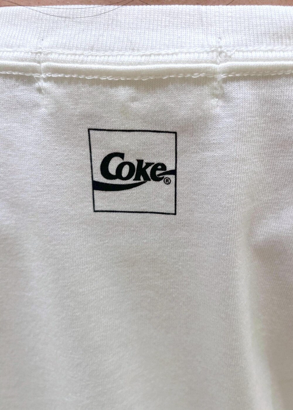 ブルー系のデニムパンツ、ホワイト系のスカート、ブラック系のサンダルを着用したレディースの夏コーディネートの8枚目の写真