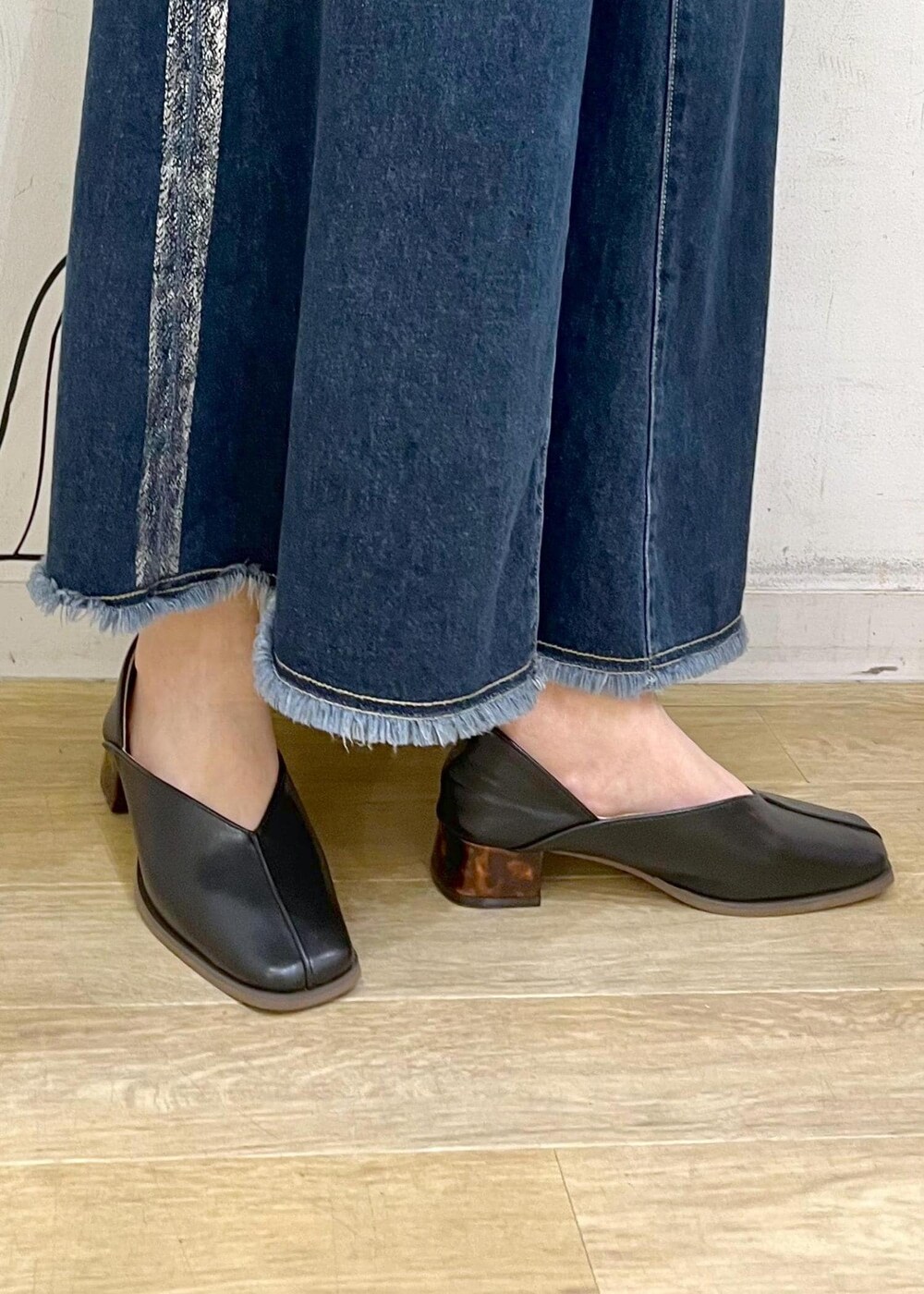 ブラック系のニット/セーター、ブラック系のニット/セーター、ブルー系のデニムスカートを着用したレディースの冬コーディネートの10枚目の写真