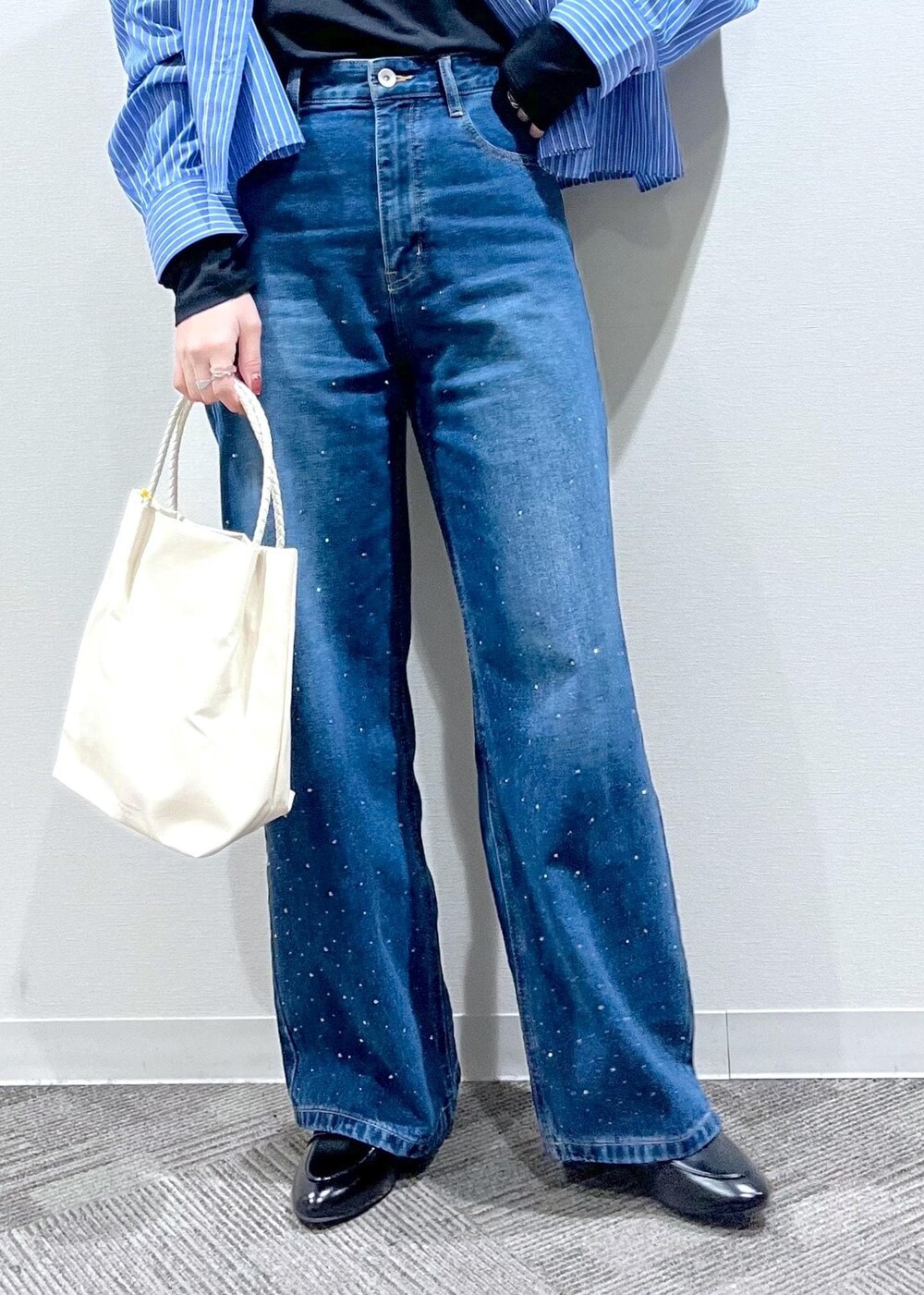 ブラック系のTシャツ/カットソー、ブラック系のローファー、ホワイト系のトートバッグを着用したレディースの冬コーディネートの7枚目の写真