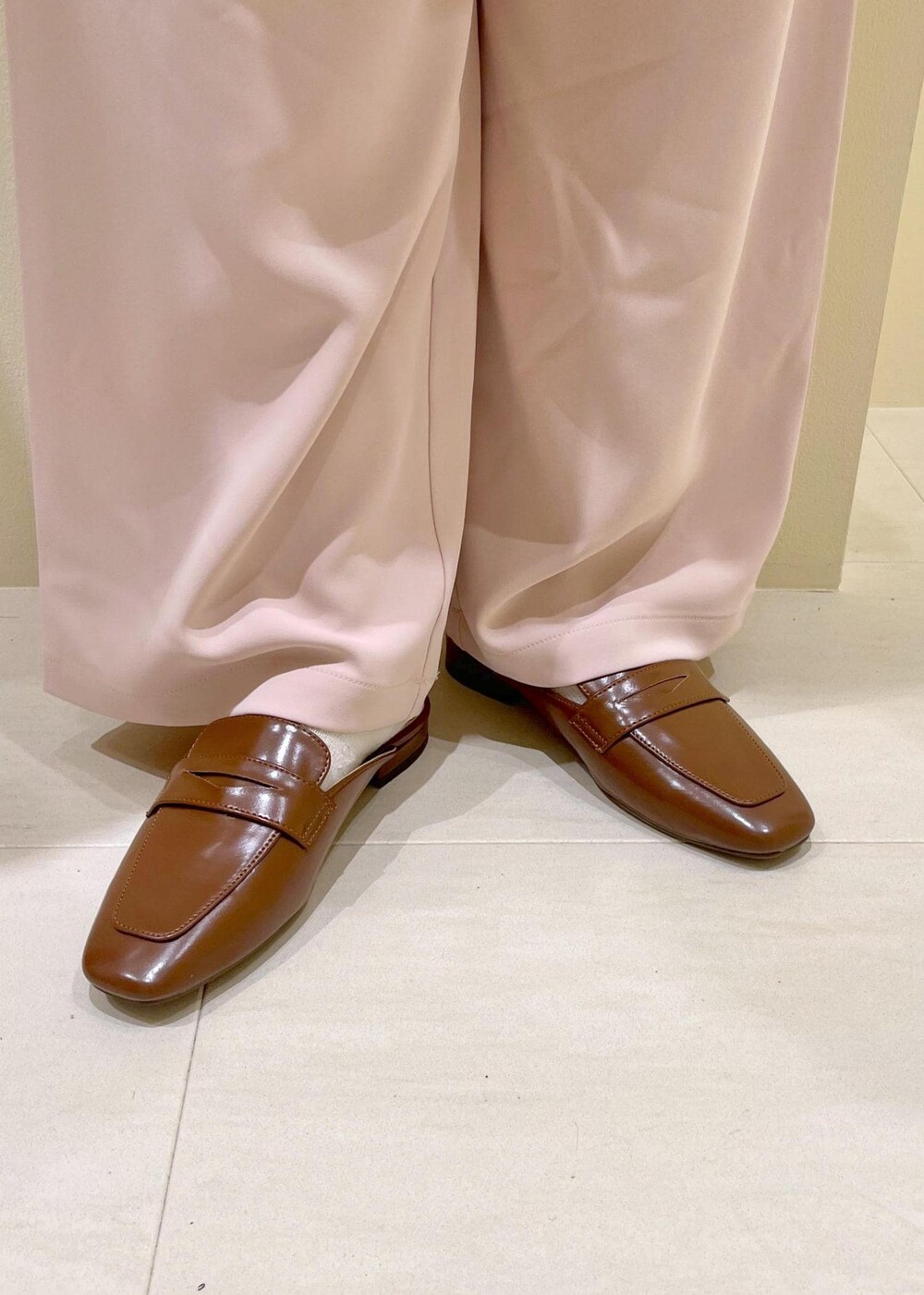 ホワイト系のキャミソール、ホワイト系のシャツ/ブラウス、ベージュ系のボストンバッグを着用したレディースの春コーディネートの10枚目の写真