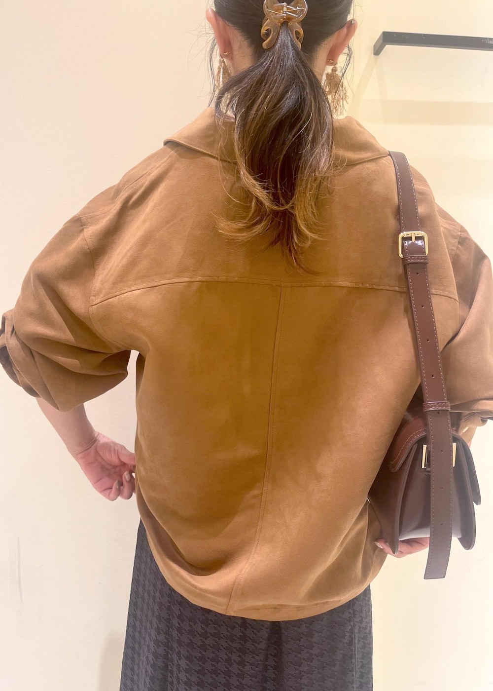 グレー系のタンクトップ、レッド系のショルダーバッグ、ブラウン系のシャツ/ブラウスを着用したレディースの秋コーディネートの6枚目の写真