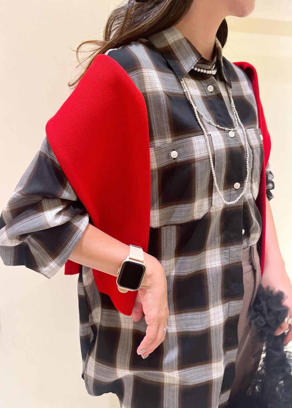 ブラック系のショルダーバッグ、ブラック系のシャツ/ブラウス、レッド系のカーディガン/ボレロを着用したレディースの秋コーディネートの5枚目の写真