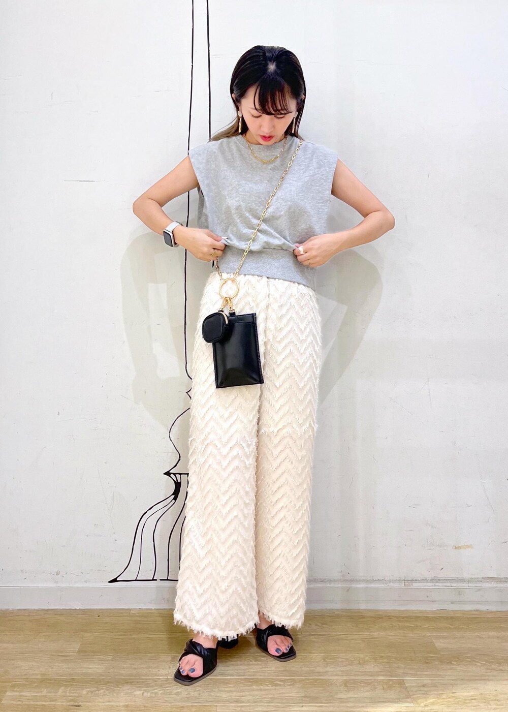 ブラック系のサンダル、グレー系のスウェット、ベージュ系のその他パンツを着用したレディースの夏コーディネートの2枚目の写真