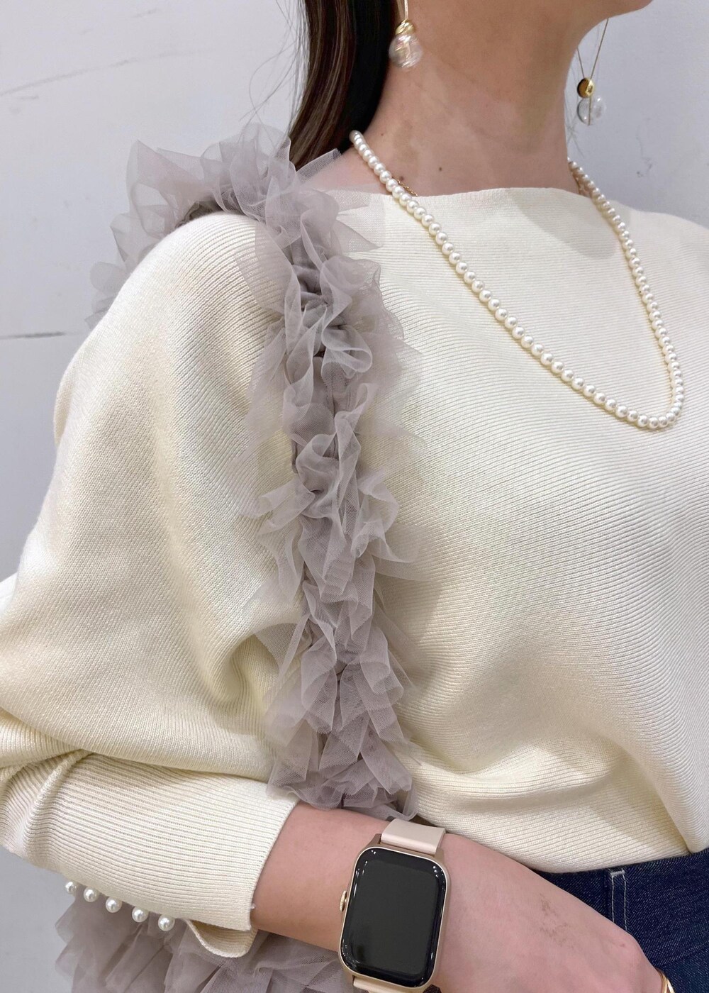 ゴールド系のバレエシューズ、ブルー系のその他パンツ、ベージュ系のショルダーバッグを着用したレディースの冬コーディネートの5枚目の写真