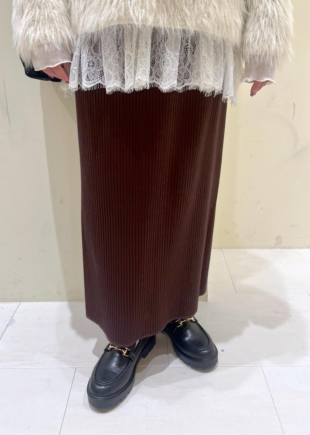 ホワイト系のTシャツ/カットソー、ブラック系のローファー、ブラック系のハンドバッグを着用したレディースの冬コーディネートの9枚目の写真