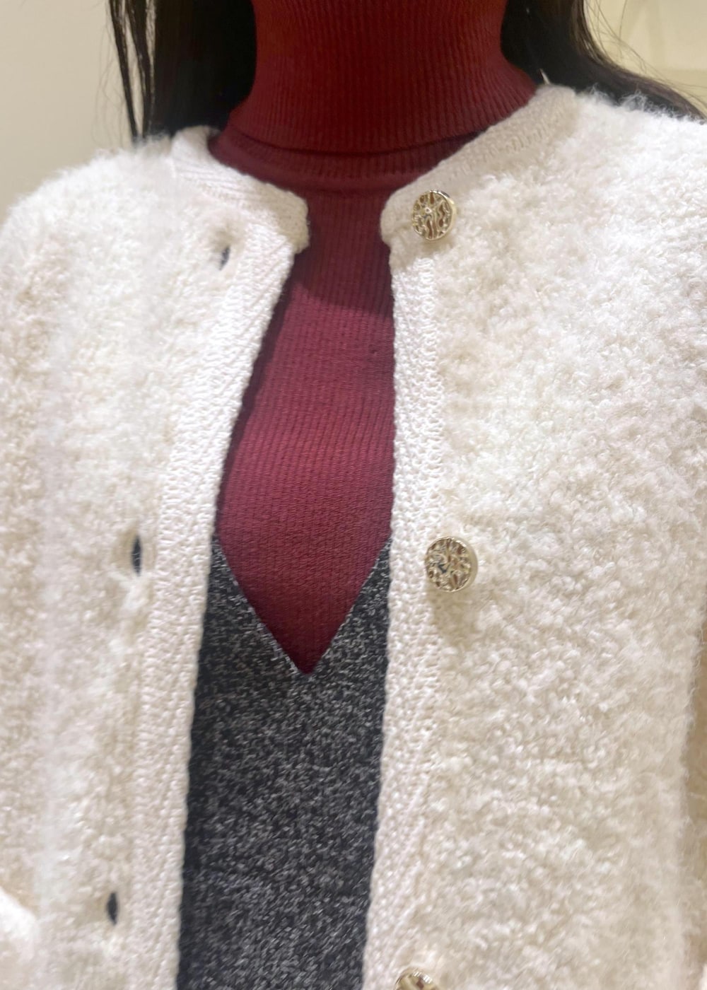 ブラック系のショルダーバッグ、ホワイト系のカーディガン/ボレロ、レッド系のニット/セーターを着用したレディースの秋コーディネートの5枚目の写真