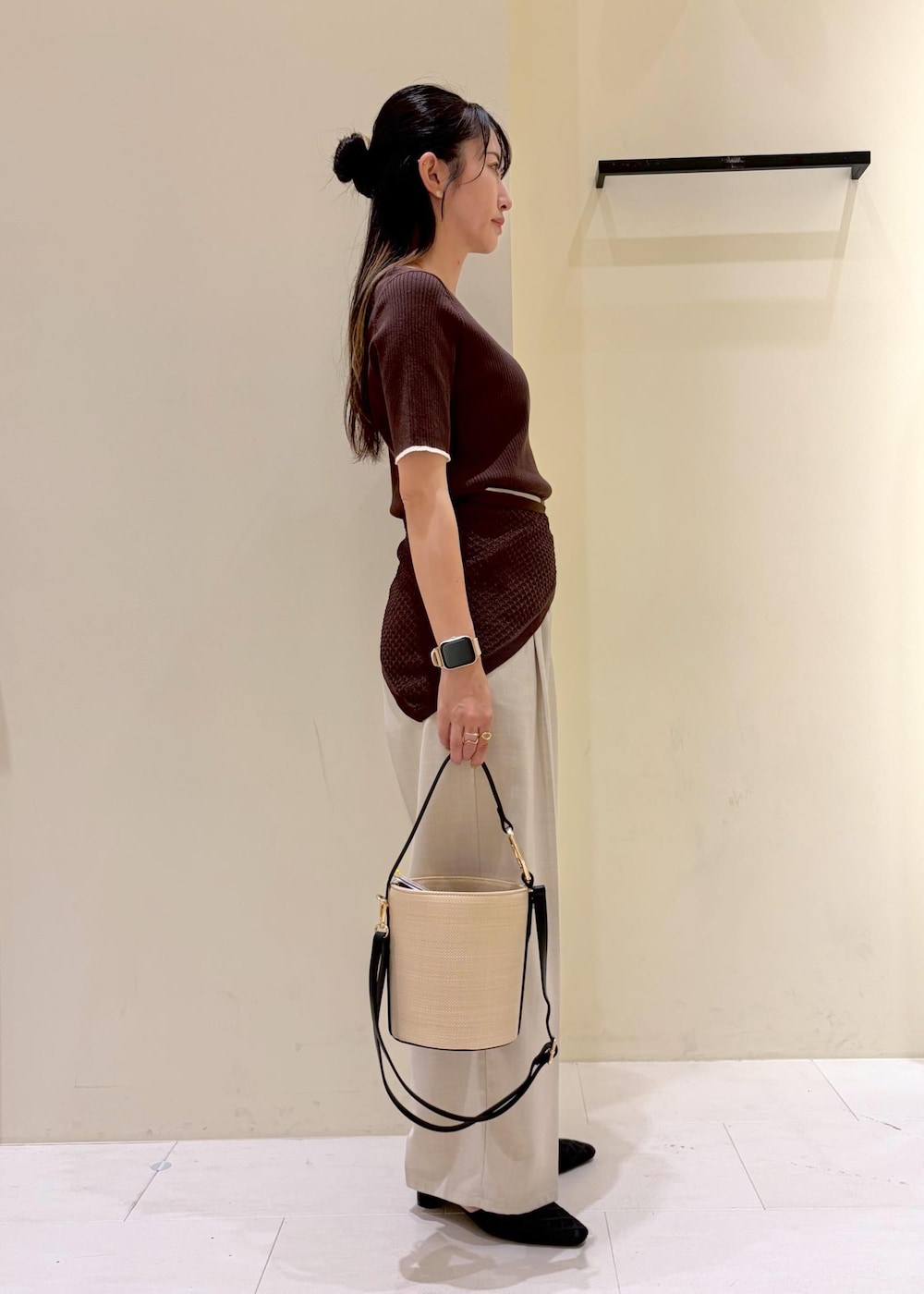 ベージュ系のその他パンツ、ブラック系のサンダル、ブラウン系のニット/セーターを着用したレディースの春コーディネートの4枚目の写真