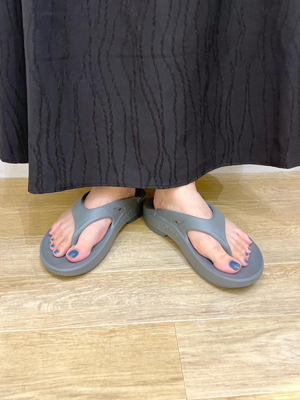 シルバー系のトートバッグ、ベージュ系のタンクトップ、ブラック系のワンピースを着用したレディースの夏コーディネートの10枚目の写真