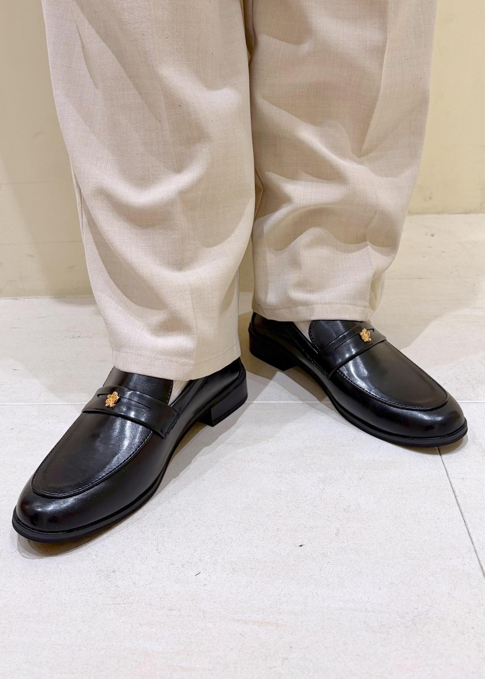 ブラック系のローファー、ベージュ系のその他パンツ、ブラウン系のシャツ/ブラウスを着用したレディースの秋コーディネートの9枚目の写真
