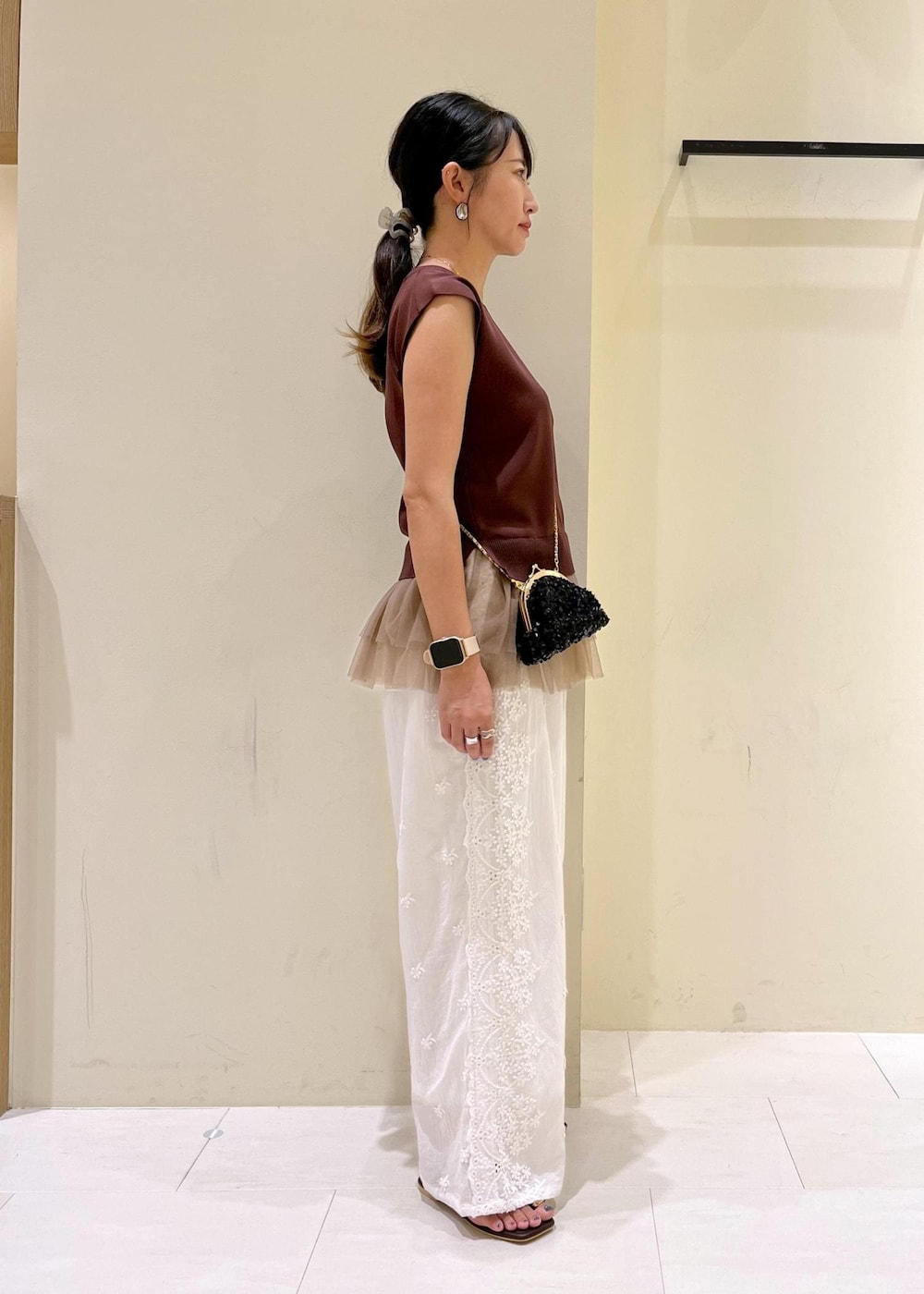 ブラック系のショルダーバッグ、ブラック系のサンダル、ホワイト系のその他パンツを着用したレディースの夏コーディネートの3枚目の写真