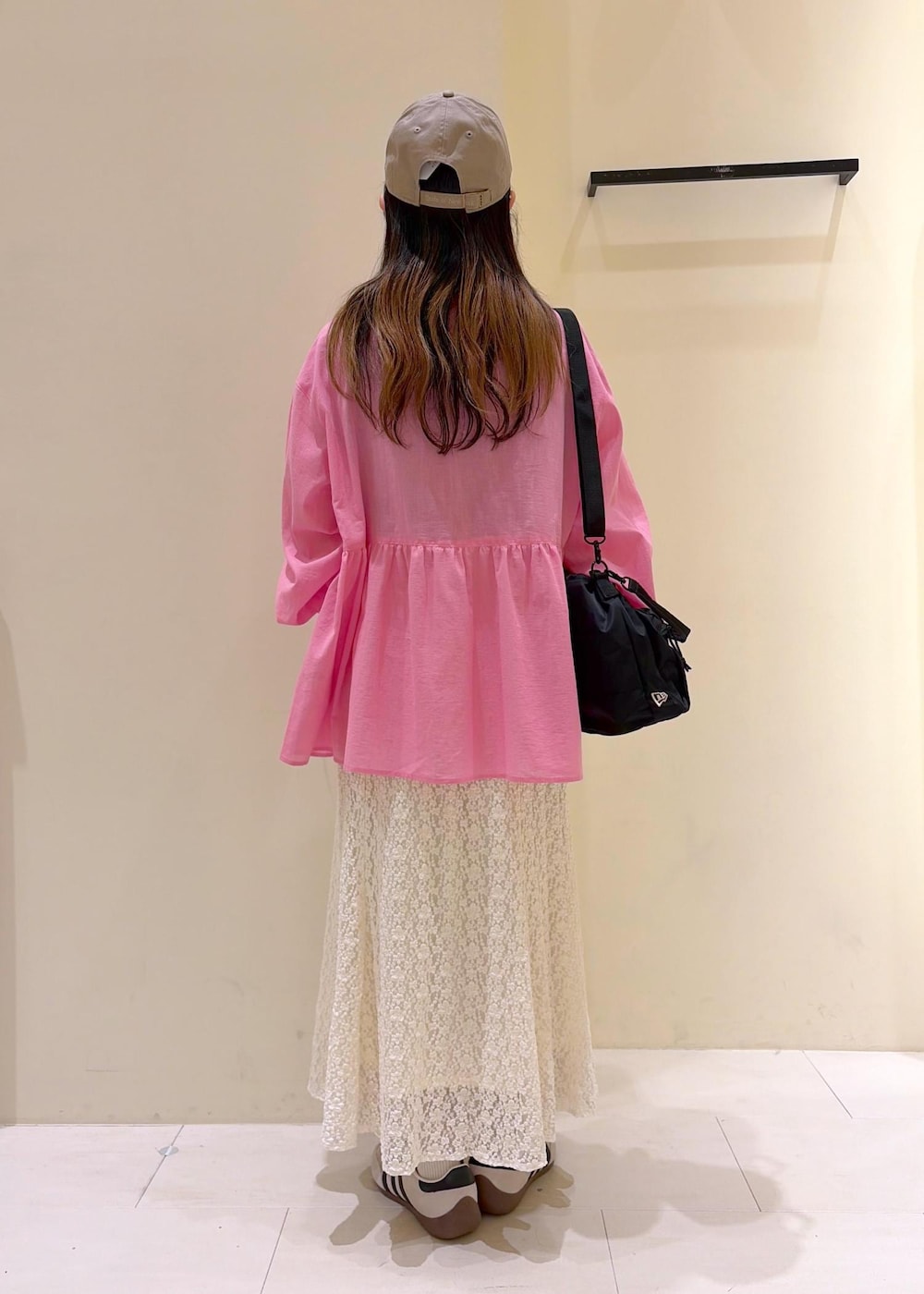 ホワイト系のスカート、ピンク系のシャツ/ブラウス、ブラック系のショルダーバッグを着用したレディースの春コーディネートの3枚目の写真