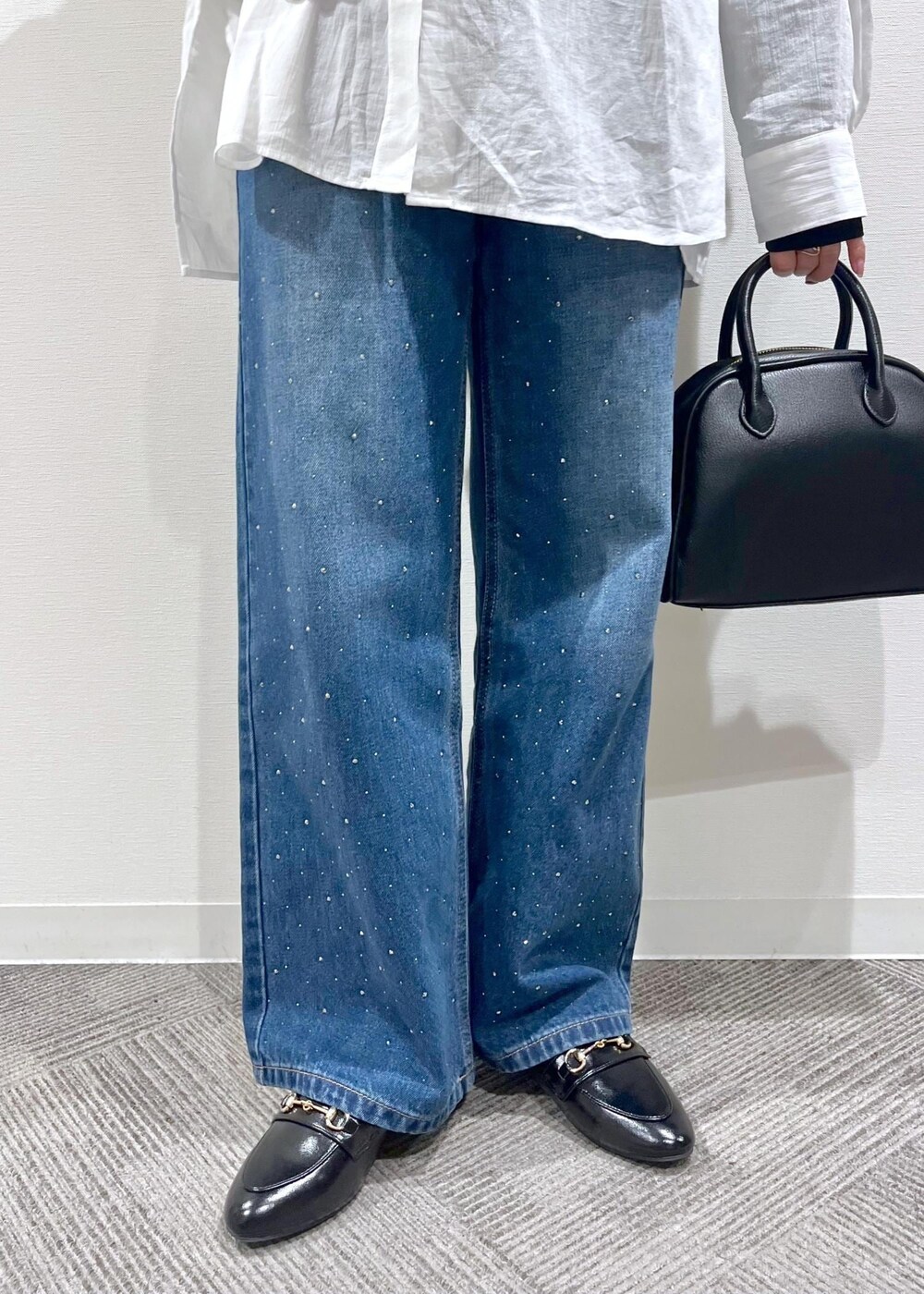 ブラック系のローファー、ブラック系のパンプス、ベージュ系のTシャツ/カットソーを着用したレディースの春コーディネートの9枚目の写真