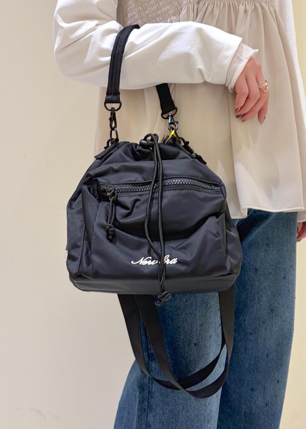 ブルー系のデニムパンツ、ベージュ系のTシャツ/カットソー、ピンク系のバレエシューズを着用したレディースの春コーディネートの9枚目の写真