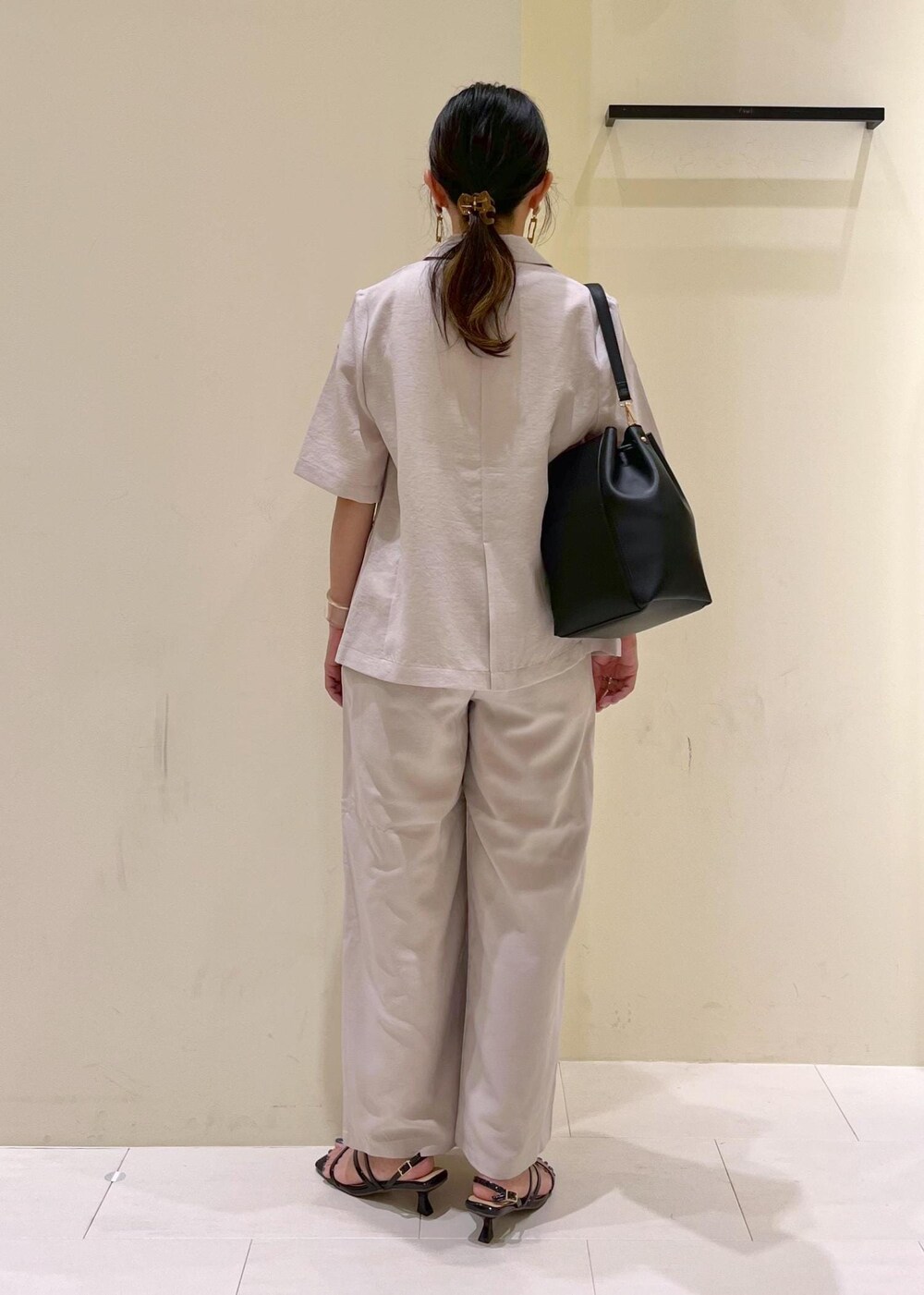 ベージュ系のタンクトップ、ベージュ系のその他パンツ、ベージュ系のテーラードジャケットを着用したレディースの夏コーディネートの3枚目の写真