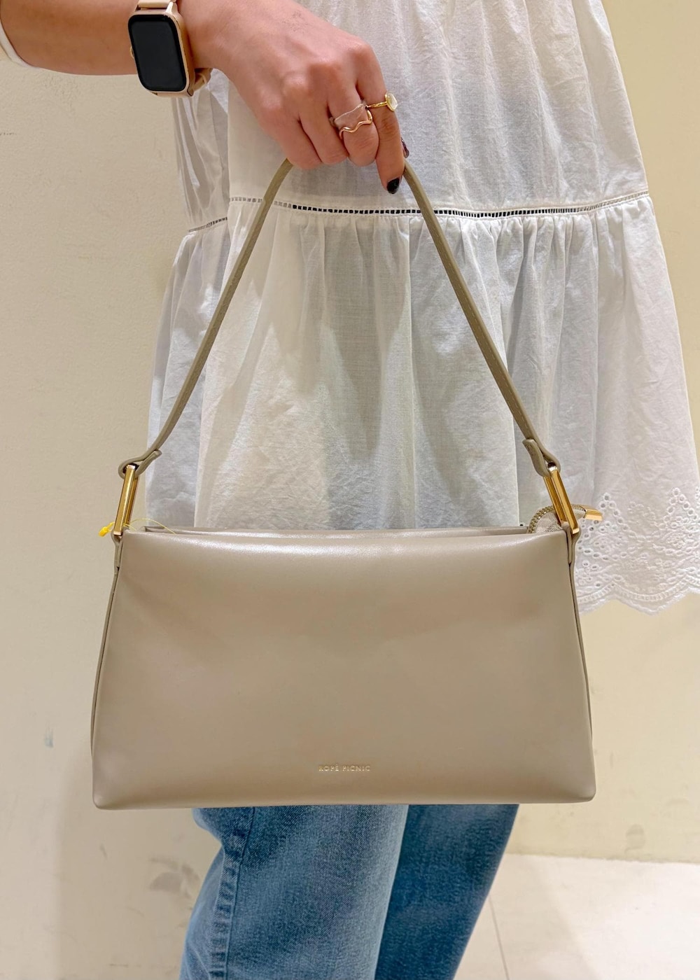 レッド系のバレエシューズ、ベージュ系のショルダーバッグ、ベージュ系のTシャツ/カットソーを着用したレディースの冬コーディネートの9枚目の写真