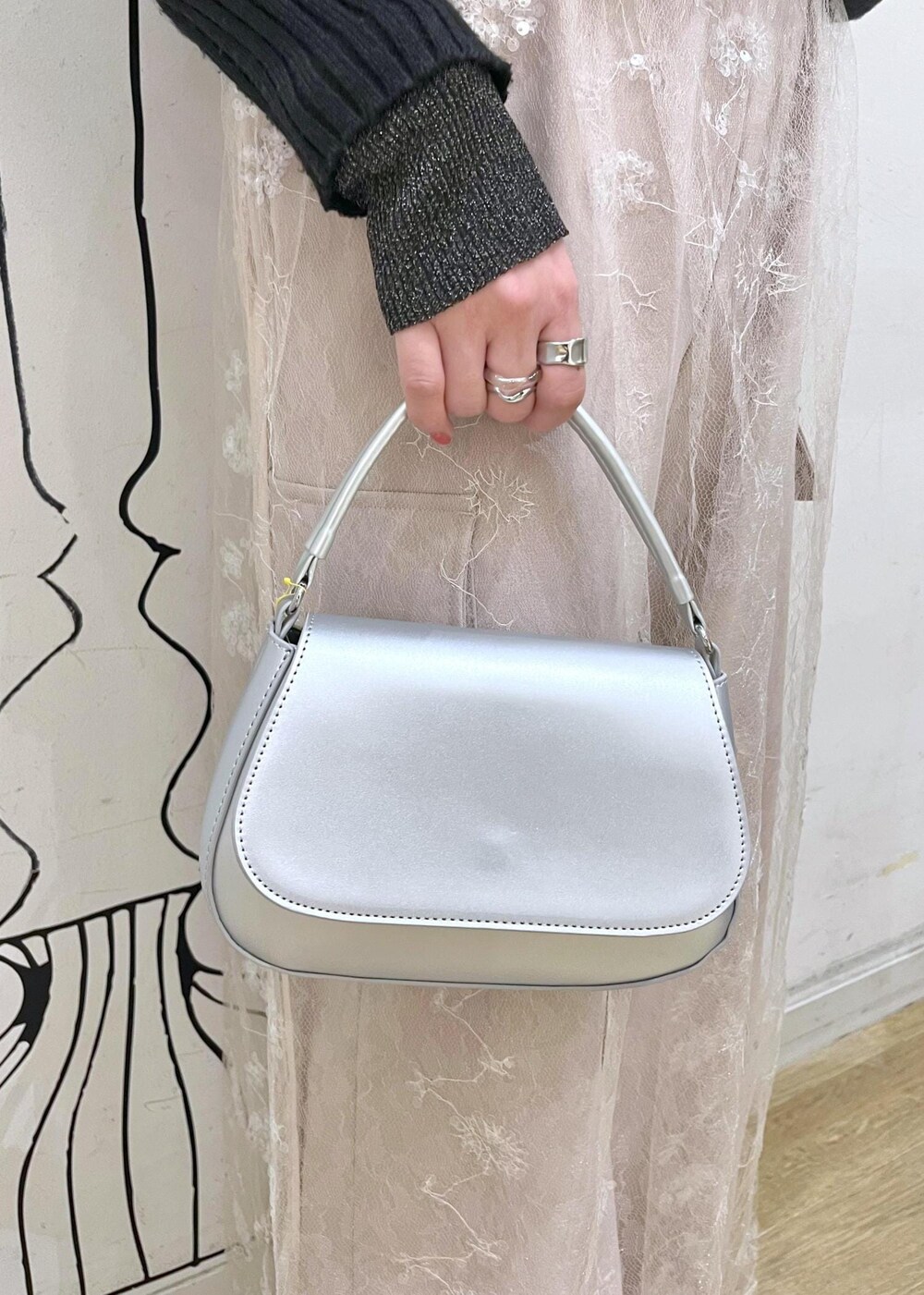 ブラック系のニット/セーター、ホワイト系のスカート、ブラック系のパンプスを着用したレディースの冬コーディネートの9枚目の写真