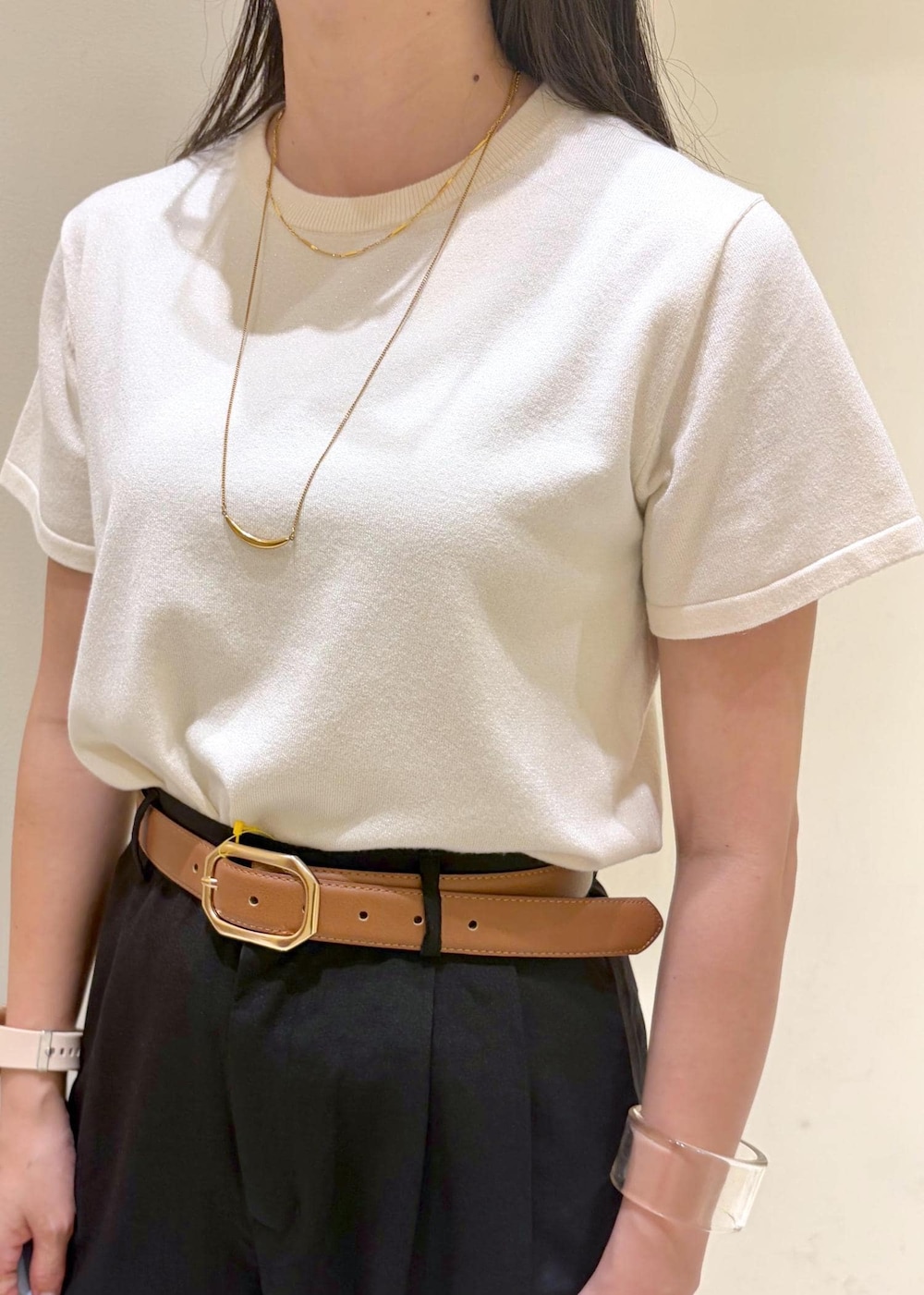 ブラウン系のサンダル、ブラック系のその他パンツ、ブルー系のエコバッグ/サブバッグを着用したレディースの夏コーディネートの6枚目の写真
